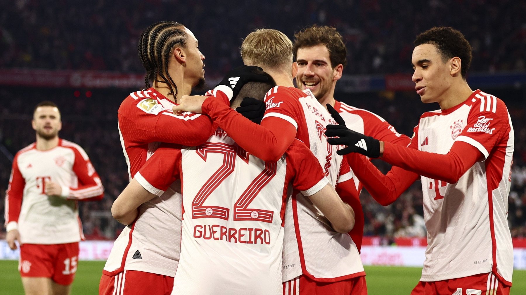 epa11102039 Munich&#039;s Raphael Guerreiro (C) celebrates with teammates after scoring the 1-0 lead during the German Bundesliga soccer match between FC Bayern Munich and Union Berlin in Munich, Germany, 24 January 2024.  EPA/ANNA SZILAGYI CONDITIONS - ATTENTION: The DFL regulations prohibit any use of photographs as image sequences and/or quasi-video.