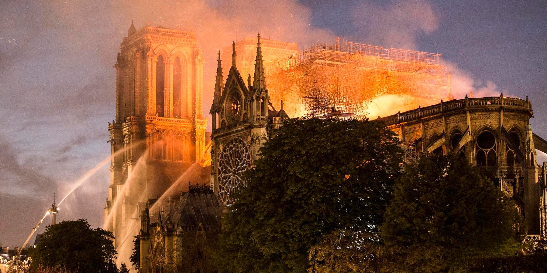 O filme de Annaud é uma recriação dramatizada do incêndio da Catedral de Notre-Dame, nos dias 15 e 16 de abril de 2019, meticulosamente fiel à realidade dos acontecimentos, feita com imagens de arquivo e rodadas no próprio templo atualmente a ser restaurado