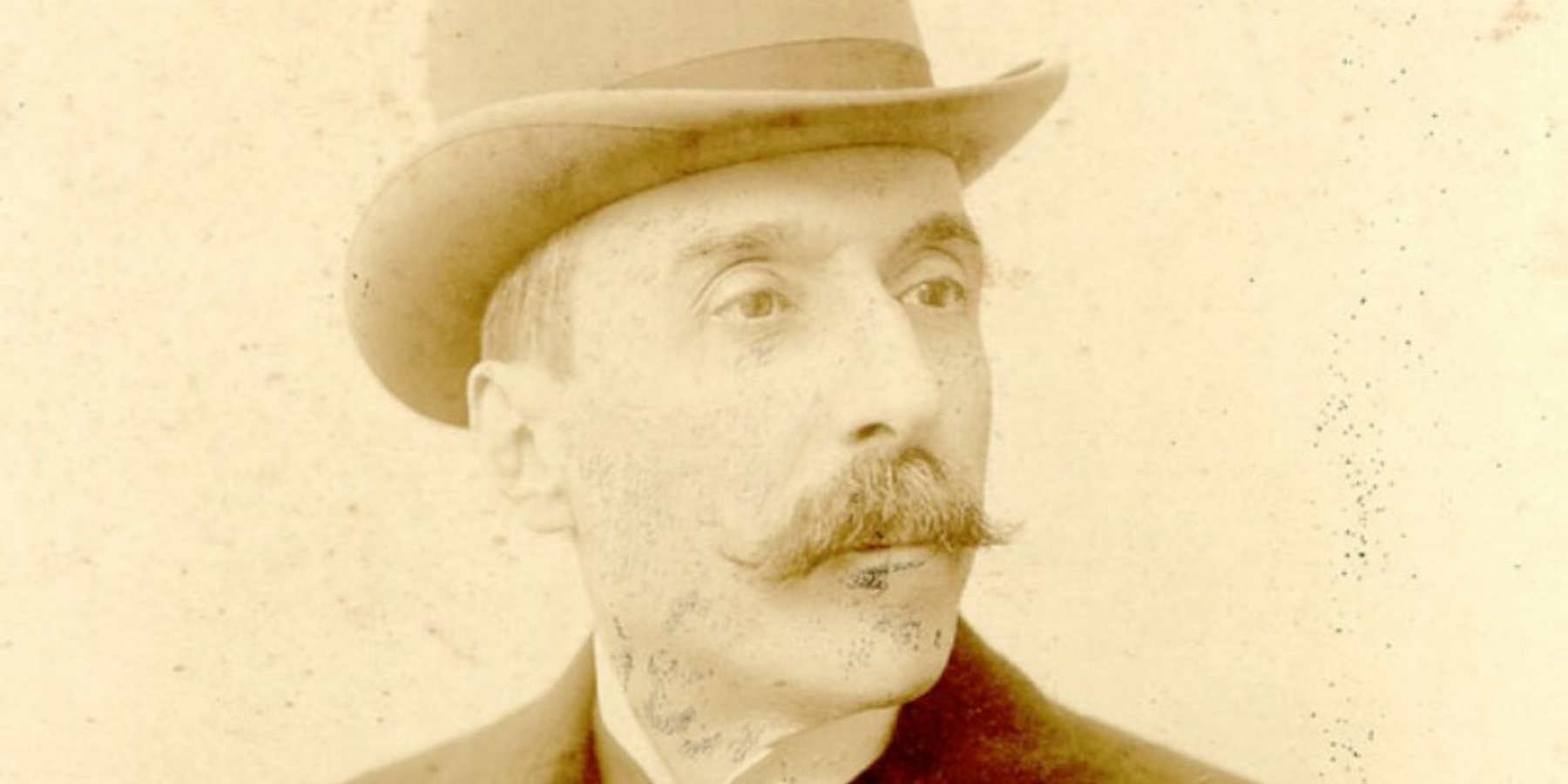 Eça de Queiroz nasceu a 1845 e morreu em 1900. A primeira edição de &quot;Os Maias&quot; foi publicado em 1888