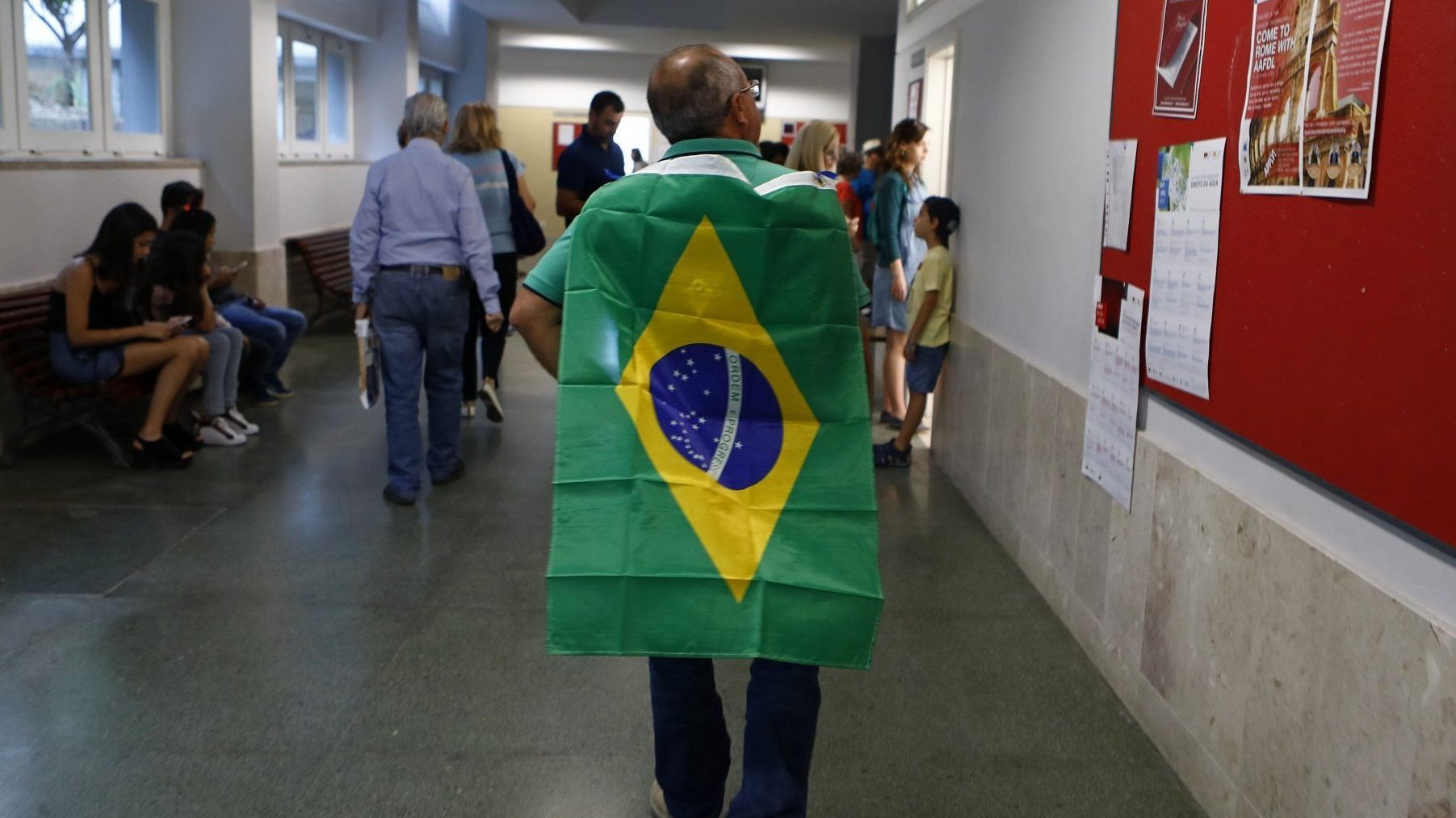 Lula da Silva e o Presidente brasileiro, Jair Bolsonaro, lideram a corrida eleitoral com, respetivamente, 45% e 33% das intenções de voto