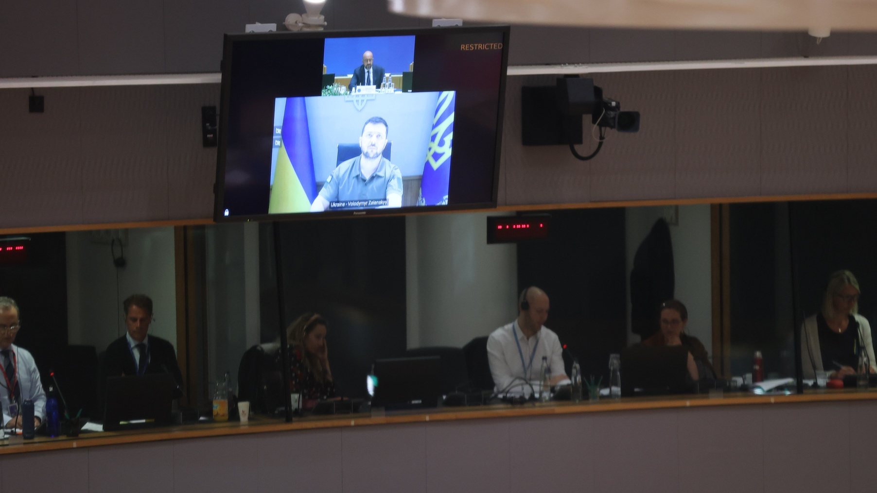 epa09986561 Ukrainian President Volodymyr Zelensky (on screen) speaks during a special meeting of the European Council at The European Council Building in Brussels, Belgium, 30 May 2022.  EPA/KENZO TRIBOUILLARD / POOL