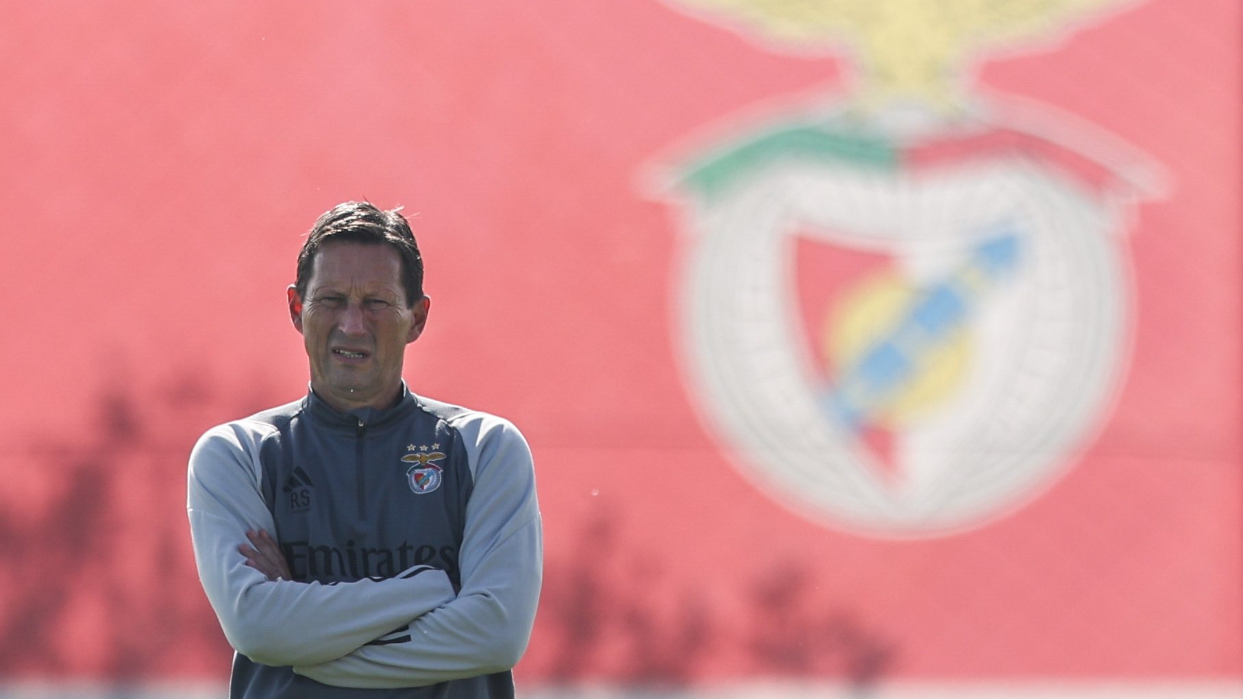 epa11169599 Benfica&#039;s head coach Roger Schmidt watches a training session of the team, in Seixal, Portugal, 21 February 2024. Benfica face Toulouse in a UEFA Europa League knock-out round play-offs, 2nd leg match on 22 February.  EPA/MIGUEL A. LOPES