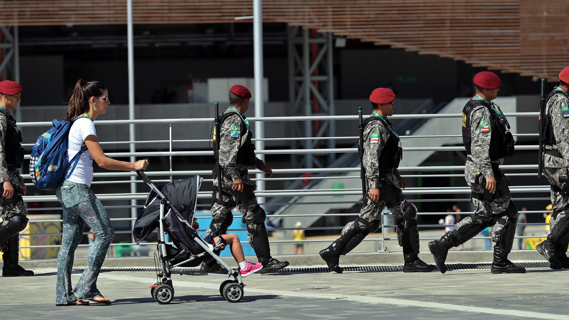 epa05481048 Members of the Forca Nacional, national public security force, in the Barra Olympic Park on the second weekend of the Rio 2016 Olympic Games in Rio de Janeiro, Brazil, 13 August 2016.  EPA/ALEJANDRO ERNESTO