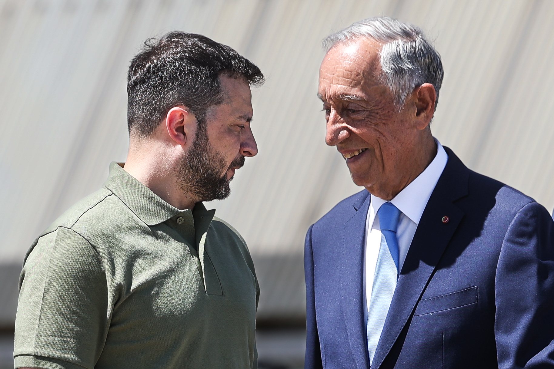 Portuguese head of state Marcelo Rebelo de Sousa (R) welcome Ukraine&#039;s President Volodymyr Zelensky (L) on his arrival at Figo Maduro air base, in Lisbon, Portugal, 28 May 2024. According to this note, released simultaneously by the office of the prime minister, Luís Montenegro, &quot;President Zelensky&#039;s working visit is part of the shared intention to deepen the excellent relations between the two states, with a particular focus on strengthening cooperation in the field of security and defence&quot;. TIAGO PETINGA/LUSA/POOL