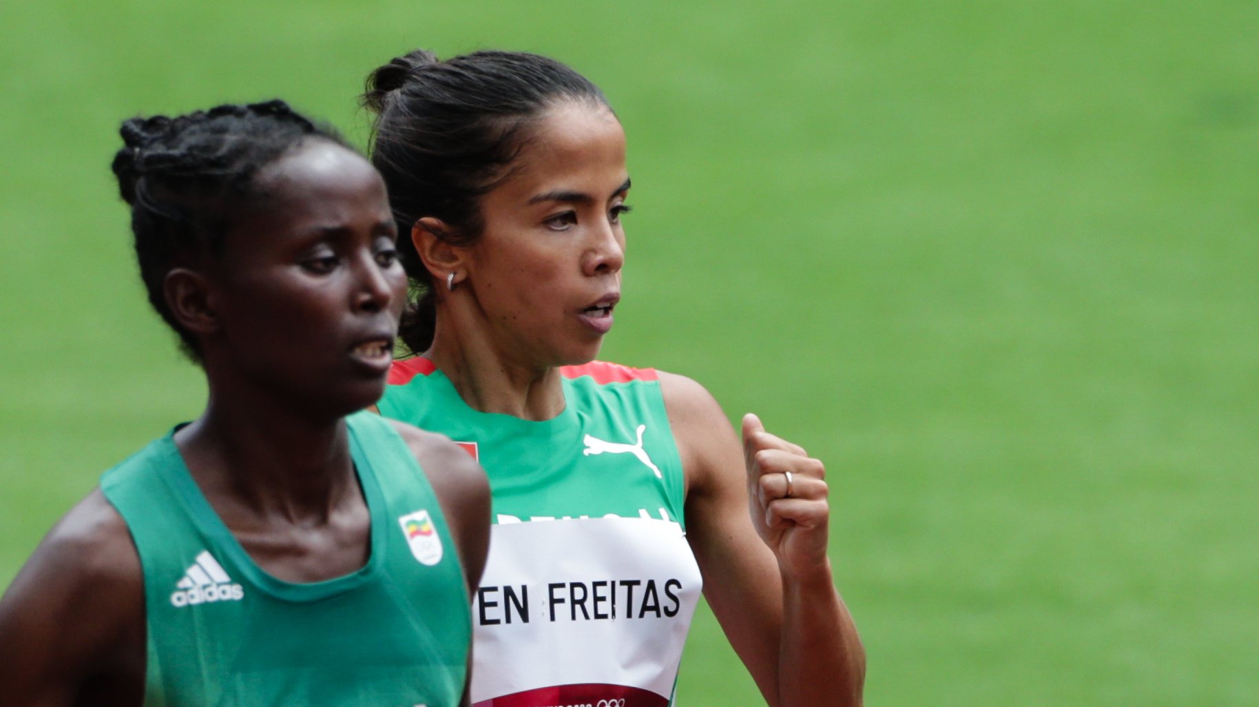 A portuguesa Marta Pen (D) terminou hoje em 28.º lugar nas eliminatórias dos 1.500 metros dos Jogos Olímpicos Tóquio2020, no Estádio Olimpico de Tóquio, 02 de agosto de 2021. TIAGO PETINGA/LUSA