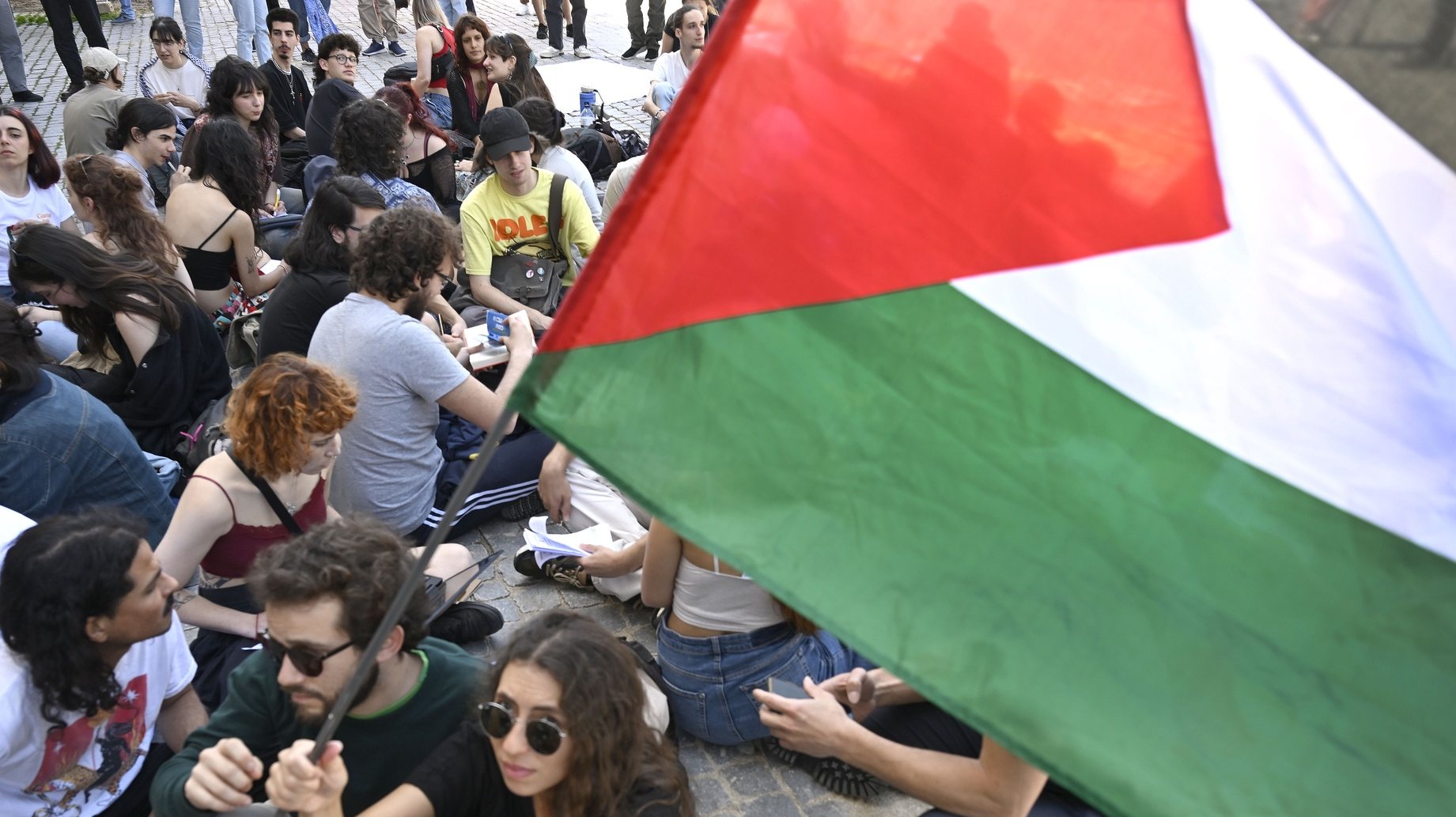 Students during a protest organized by the &quot;Students of Porto in Defense of Palestine&quot;, in front of the rectory of the University of Porto (UP), 8 May 2024. FERNANDO VELUDO/LUSA