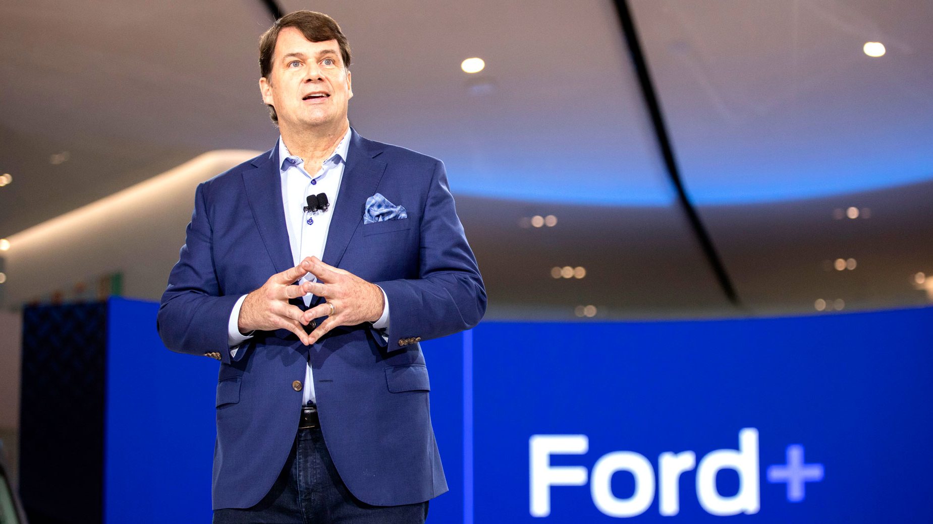O CEO da Ford, Jim Farley, reconhece que o desempenho da marca em 2022 não foi brilhante. Para atenuar o prejuízo, a estratégia passa pelo encerramento de fábricas e despedimentos