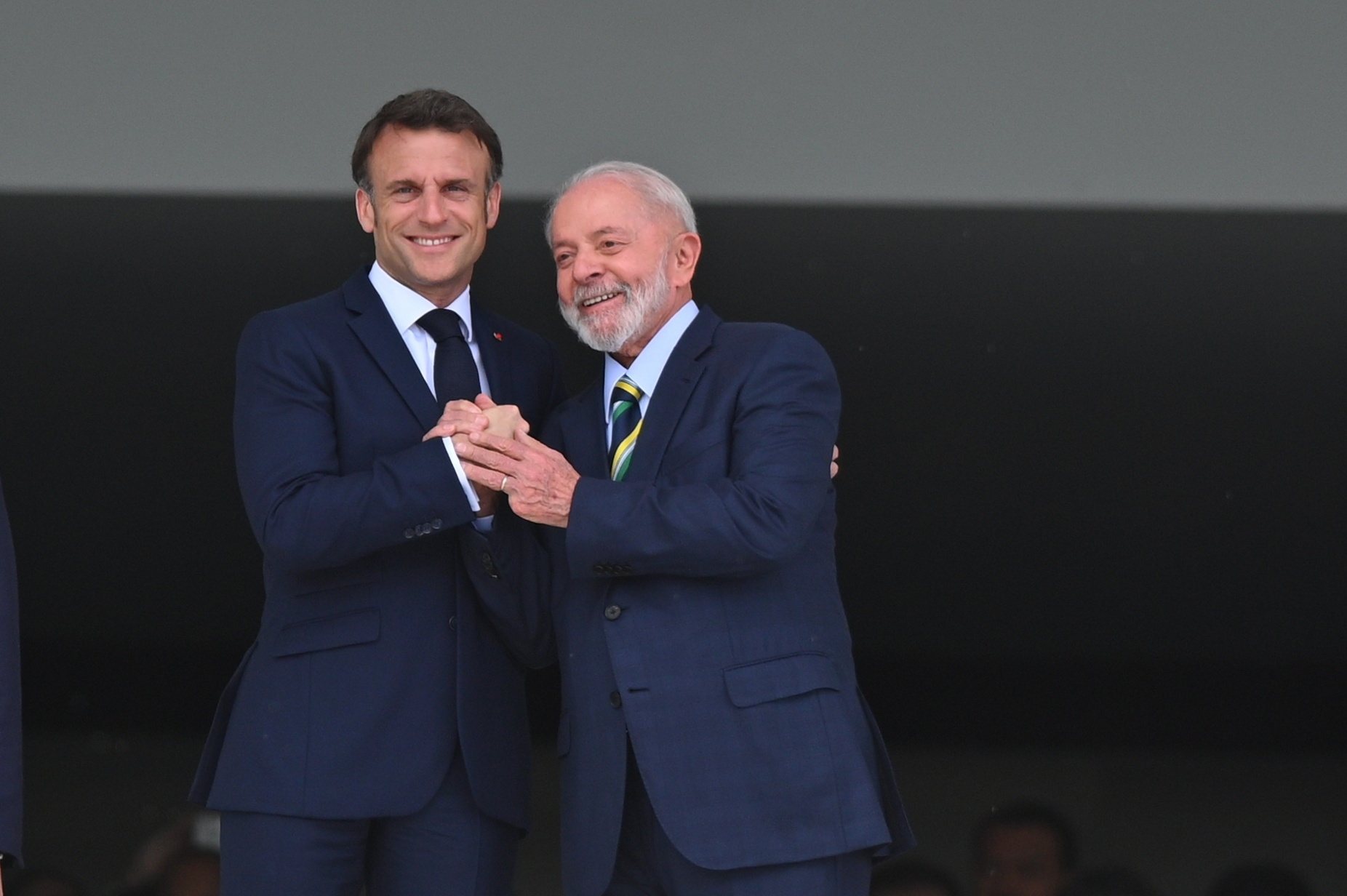 epa11248567 Brazil&#039;s President Luiz Inacio Lula da Silva (R) and France&#039;s President Emmanuel Macron shake hands at the Planalto Palace in Brasilia, Brazil, 28 March 2024. Lula and his French counterpart Macron discussed regional and global issues during the last day of the French president&#039;s three-day visit to Brazil.  EPA/ANDRE BORGES