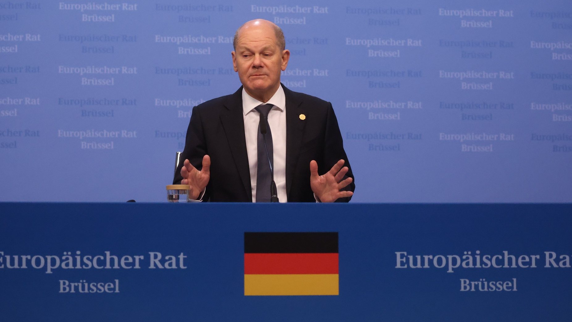 epa11118330 German Chancellor Olaf Scholz attends a press conference during a Special European Council in Brussels, Belgium, 01 February 2024. EU leaders gather in Brussels to discuss the mid-term revision of the EU&#039;s long-term budget for 2021-2027, including support to Ukraine.  EPA/OLIVIER HOSLET