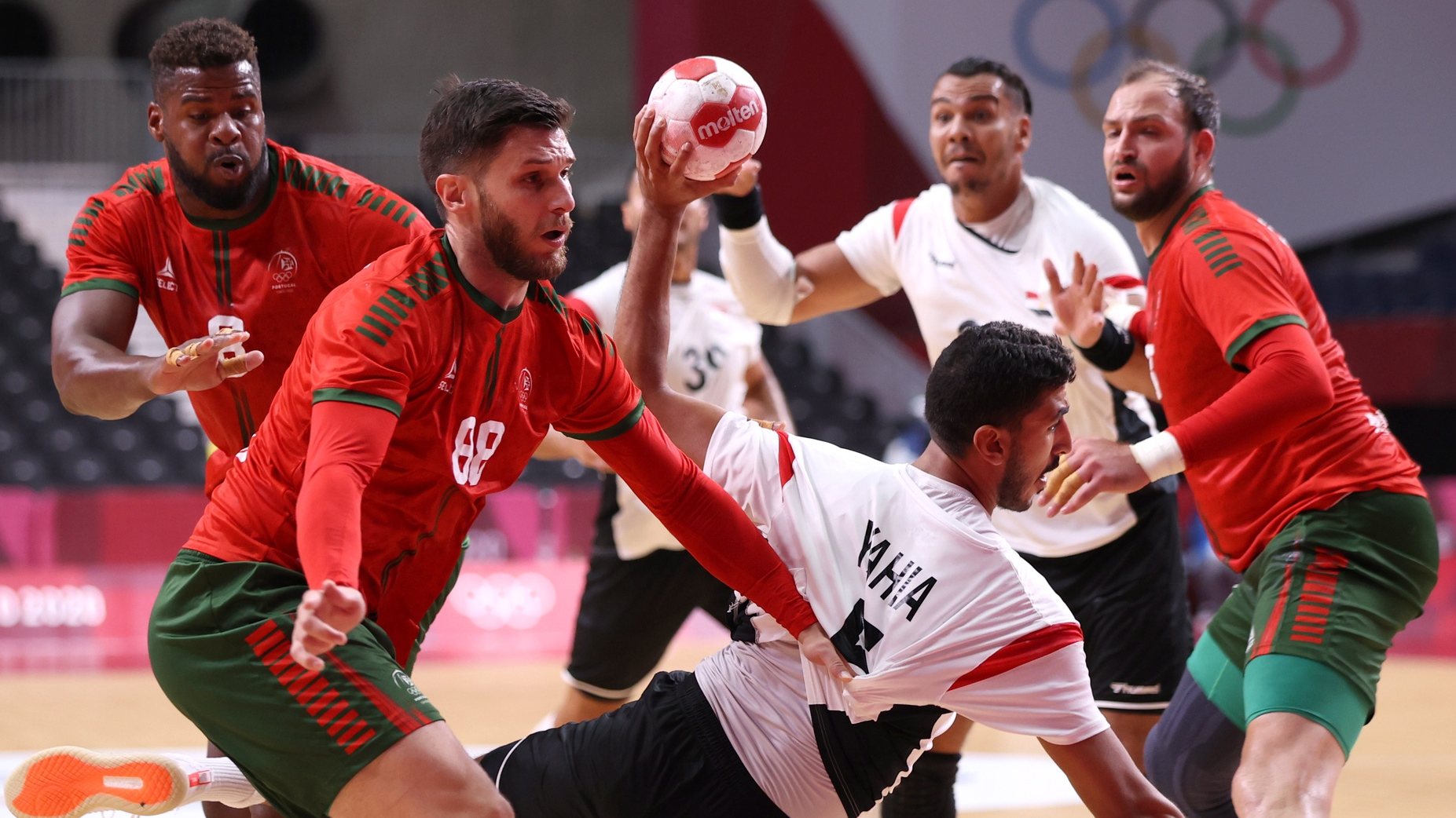 epa09361831 Yahia Omar (C) of Egypt in action against Fabio Magalhaes (2-L) of Portugal during the Men&#039;s Preliminary Round Group B match between Portugal and Egypt during the Handball events of the Tokyo 2020 Olympic Games at the Yoyogi National Gymnasium arena in Tokyo, Japan, 24 July 2021.  EPA/WU HONG