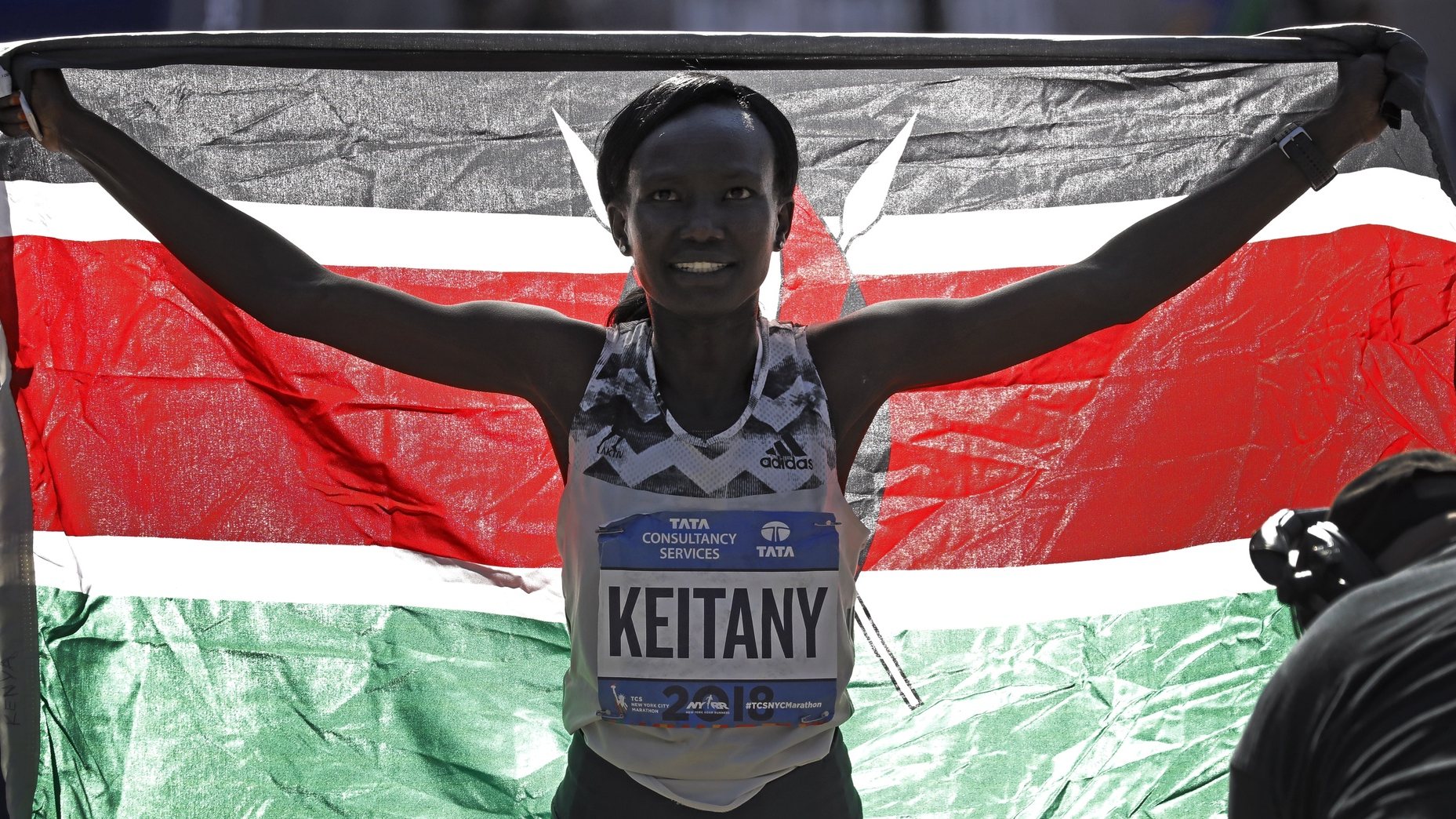 epa07141599 First place Women&#039;s finisher Mary Keitany of Kenya holds up Kenya&#039;s flag at the finish line of 2018 TCS New York City Marathon, in Central Park, New York, New York, USA, 04 November 2018.  EPA/PETER FOLEY