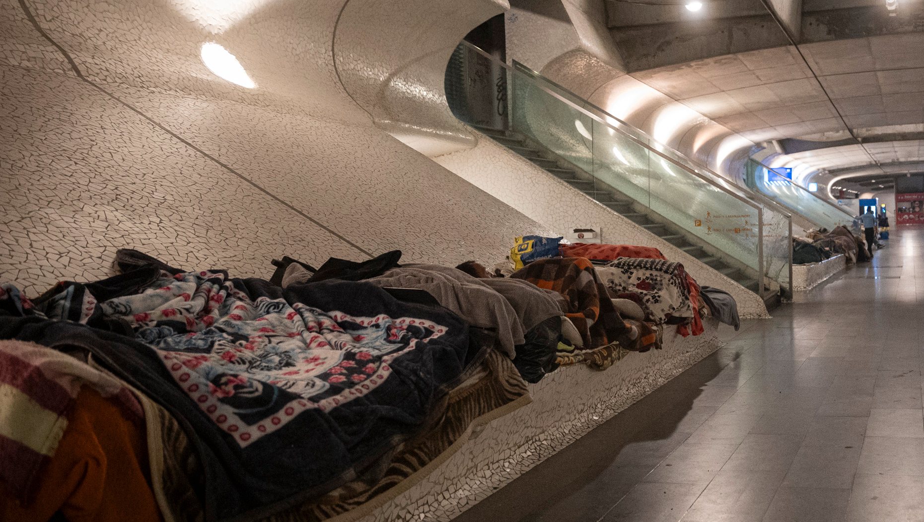A estação da Gare do Oriente, no Parque das Nações em Lisboa, está cada vez mais lotada de pessoas em situação de sem-abrigo.
