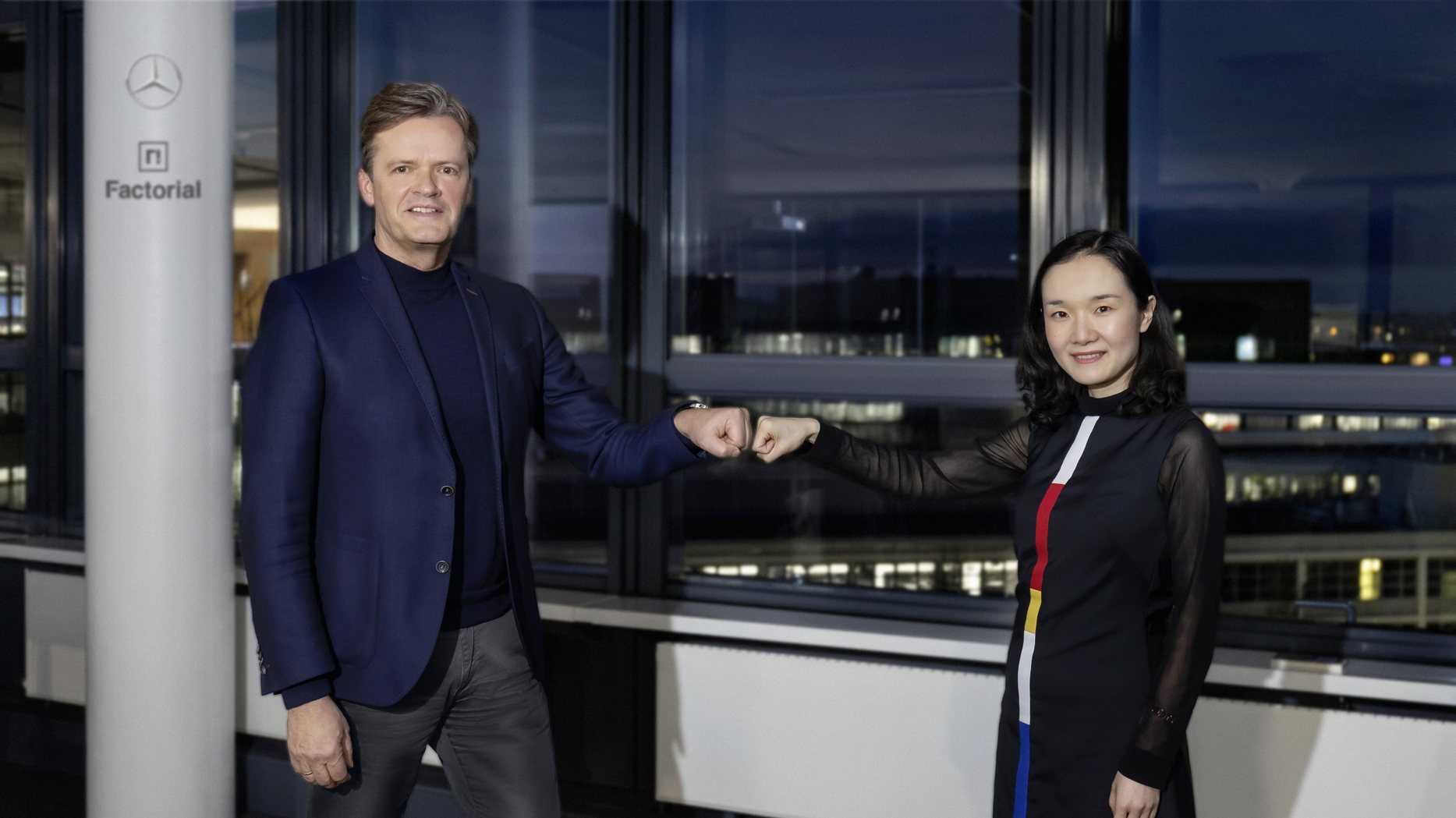 O responsável pelo Desenvolvimento e Tecnologia da Mercedes, Markus Schäfer, junto à CEO da Factorial Energy, Siyu Huang