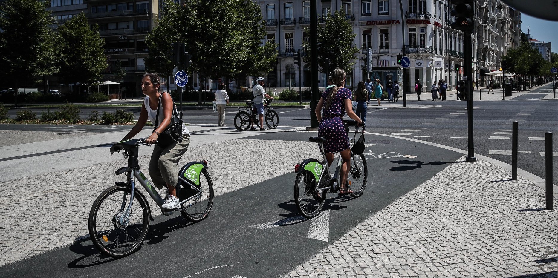 Pessoas utilizam bicicletas da rede de bicicletas partilhadas Gira, em Lisboa, em Lisboa, 16 de julho de 2020. (ACOMPANHA TEXTO DA LUSA DO DIA 18 DE JULHO DE 2020). MÁRIO CRUZ/LUSA