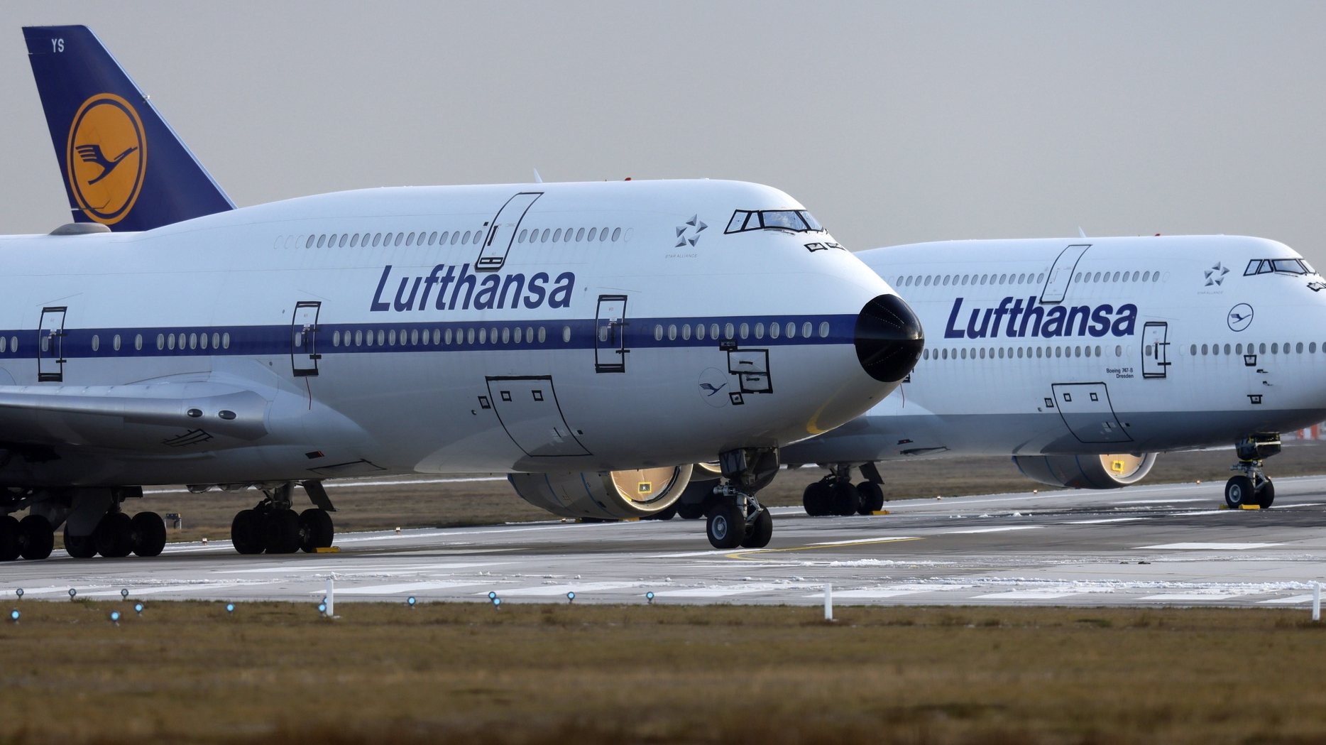 epa08934394 A view of aircraft of German flag carrier Lufthansa parked on a closed runway at the international airport in Frankfurt am Main, Germany, 13 January 2021. Airports and airlines around the world took increased measures to stem the widespread of the SARS-CoV-2 coronavirus that causes the coronavirus disease (COVID-19) disease.  EPA/RONALD WITTEK