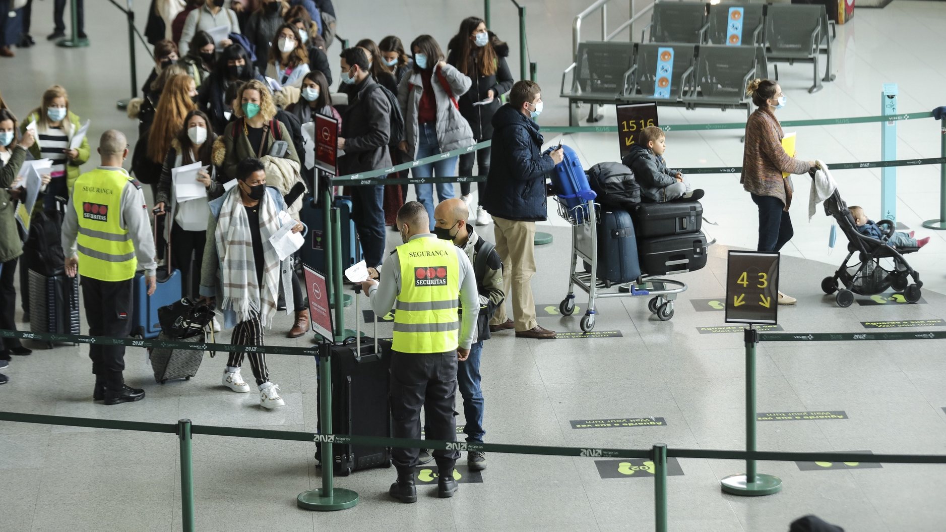 Controle de testes covid-19 aos passageiros à chegada ao aeroporto de Lisboa. Desde dia 1 de dezembro que entraram as novas medidas de controlo à chegada a Portugal continetal que se prolongam até ao dia 9 de Janeiro de 2022. Lisboa, 4 de dezembro de 2021 MIGUEL A. LOPES/LUSA