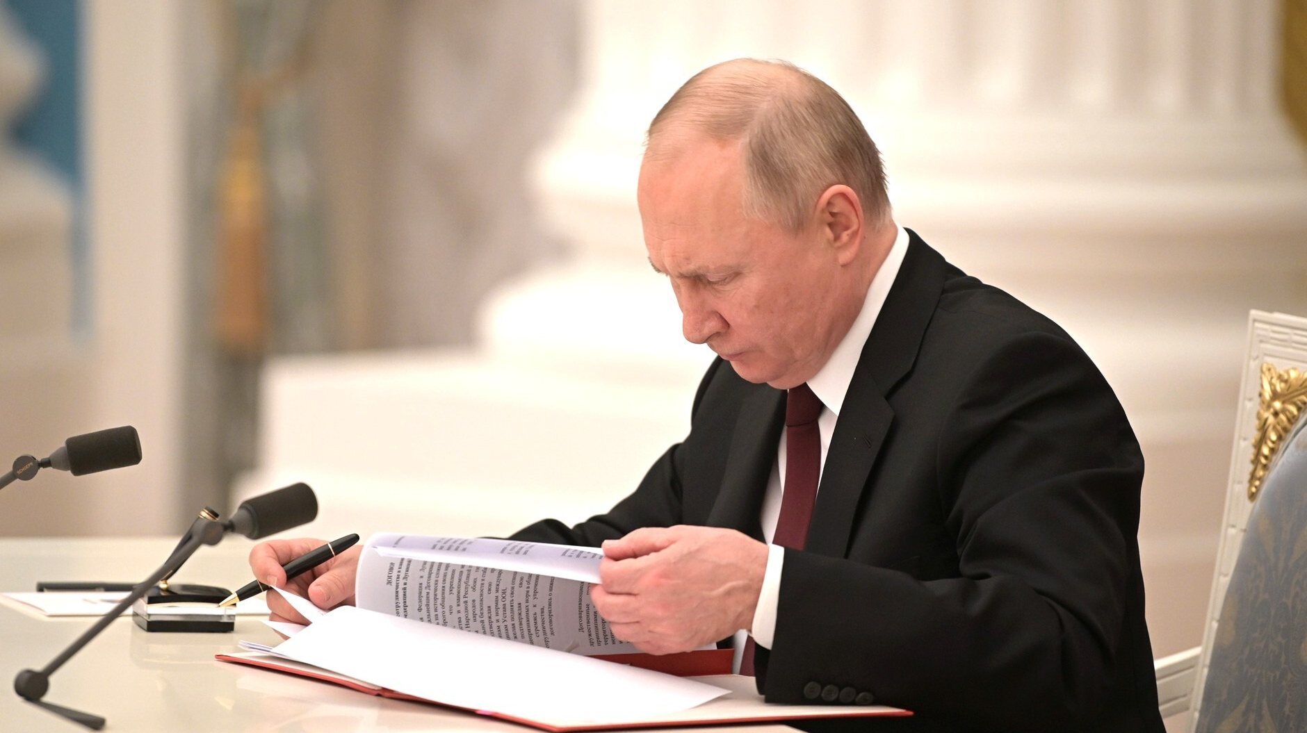 President of Russia Putin recognizes DPR and LPR