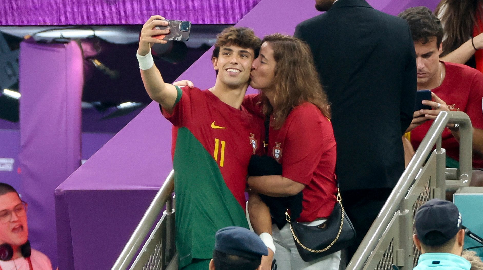 João Félix, aqui com a mãe no final do encontro com a Suíça no Estádio Lusail, foi um dos melhores em campo da Seleção