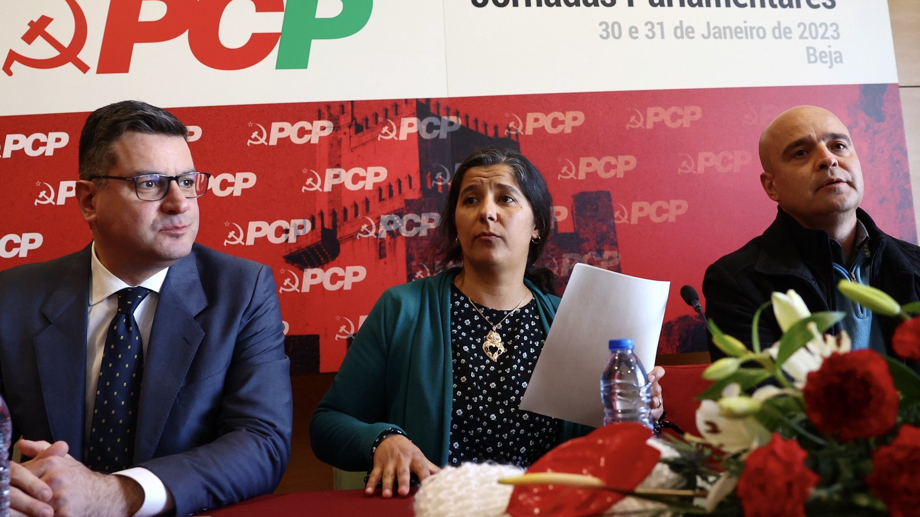 A presidente do grupo parlamentar do Partido Comunista Português (PCP), Paula Santos, ladeada pelos deputdaos Bruno Dias (E) e João Dias (D), durante a conferência de imprensa de apresentação das conclusões das Jornadas Parlamentares do PCP, que hoje terminam em Beja, 31 de janeiro de 2023. NUNO VEIGA/LUSA