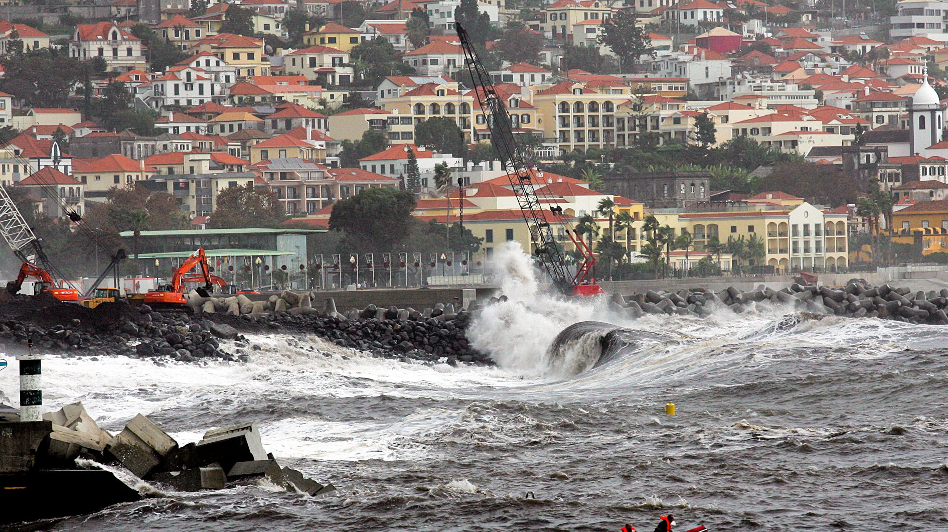 Os avisos têm por base a informação recebida do Instituto Português do Mar e da Atmosfera (IPMA) sobre o estado do tempo