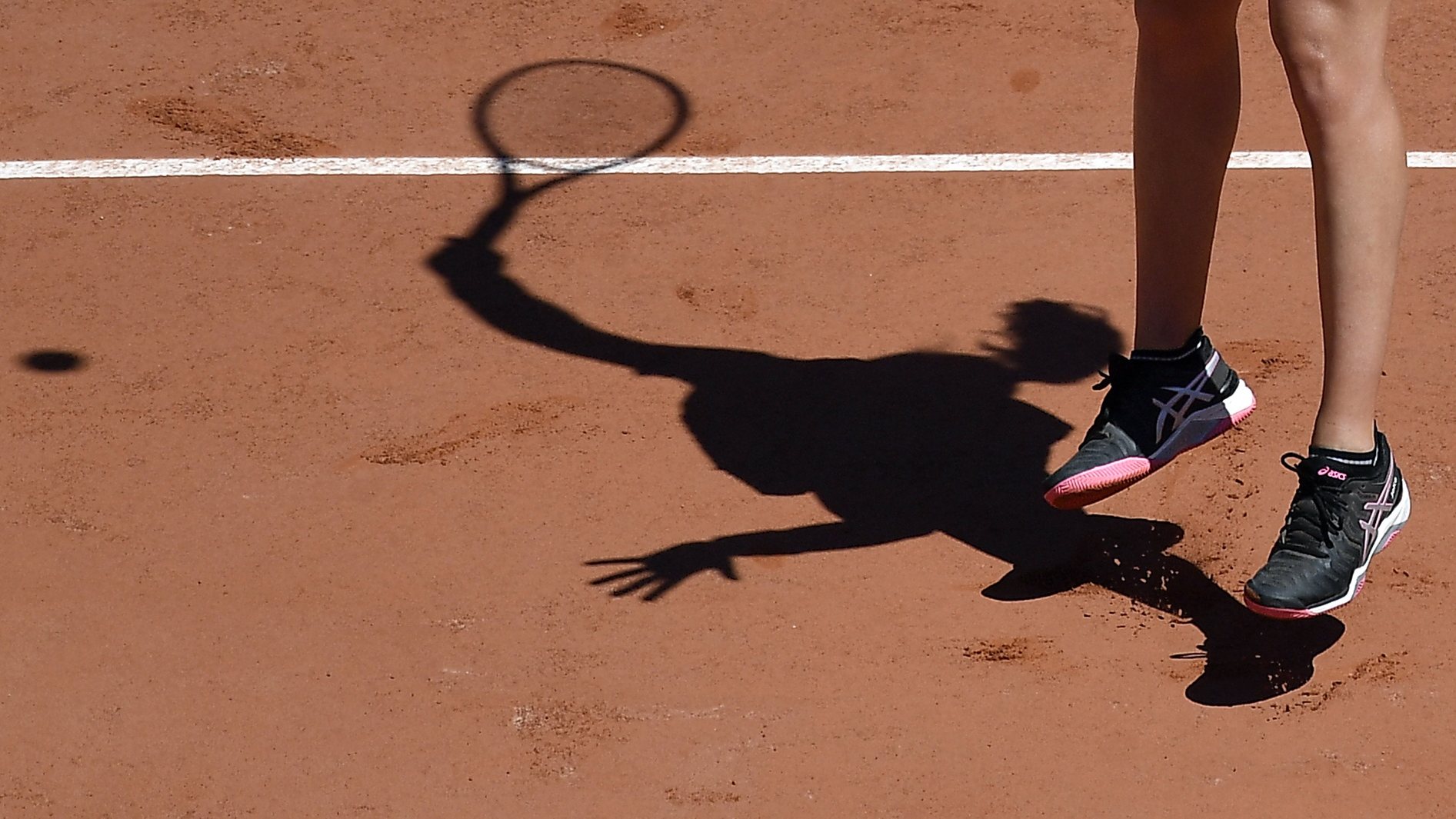 epa07619709 Johanna Konta of Britain casts a shadow as she plays Donna Vekic of Croatia during their women’s round of 16 match during the French Open tennis tournament at Roland Garros in Paris, France, 02 June 2019.  EPA/JULIEN DE ROSA
