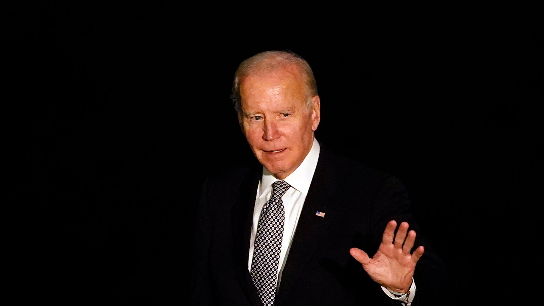 epa10228444 US President Joe Biden arrives on the South Lawn of the White House after visiting New York and New Jersey, in Washington, DC, USA, 06 October 2022.  EPA/WILL OLIVER