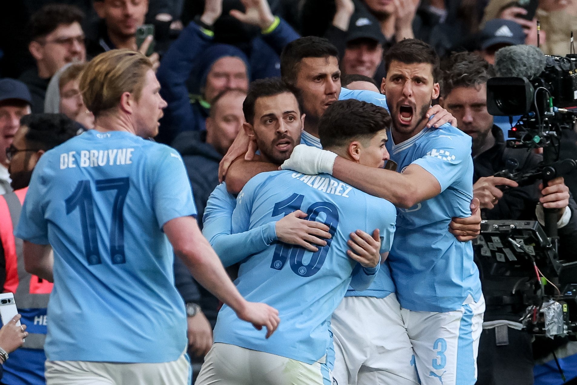 epa11290642 Bernardo Silva (C) of Manchester City celebrates with teammates after scoring the opening goal during the FA Cup semi-final soccer match of Manchester City against Chelsea FC, in London, Britain, 20 April 2024.  EPA/NEIL HALL EDITORIAL USE ONLY. No use with unauthorized audio, video, data, fixture lists, club/league logos, &#039;live&#039; services or NFTs. Online in-match use limited to 120 images, no video emulation. No use in betting, games or single club/league/player publications.
