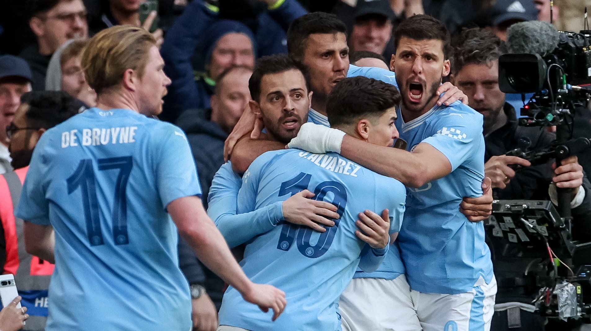 epa11290642 Bernardo Silva (C) of Manchester City celebrates with teammates after scoring the opening goal during the FA Cup semi-final soccer match of Manchester City against Chelsea FC, in London, Britain, 20 April 2024.  EPA/NEIL HALL EDITORIAL USE ONLY. No use with unauthorized audio, video, data, fixture lists, club/league logos, &#039;live&#039; services or NFTs. Online in-match use limited to 120 images, no video emulation. No use in betting, games or single club/league/player publications.