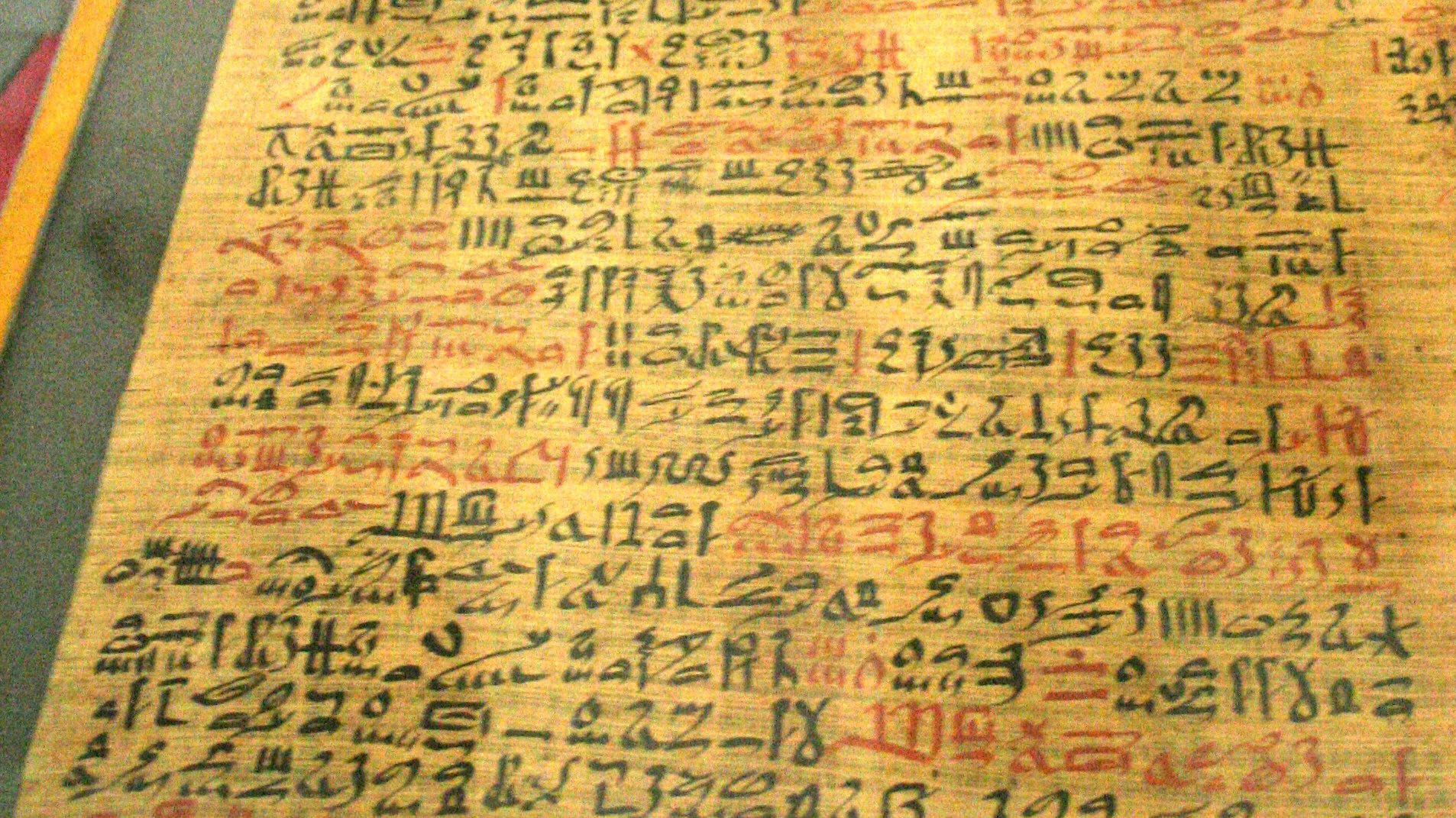 O pedaço de papiro, um pouco maior que um selo postal e com quatro linhas de escrita angular, é um dos poucos a região no final da Idade do Ferro, adiantaram os arqueólogos