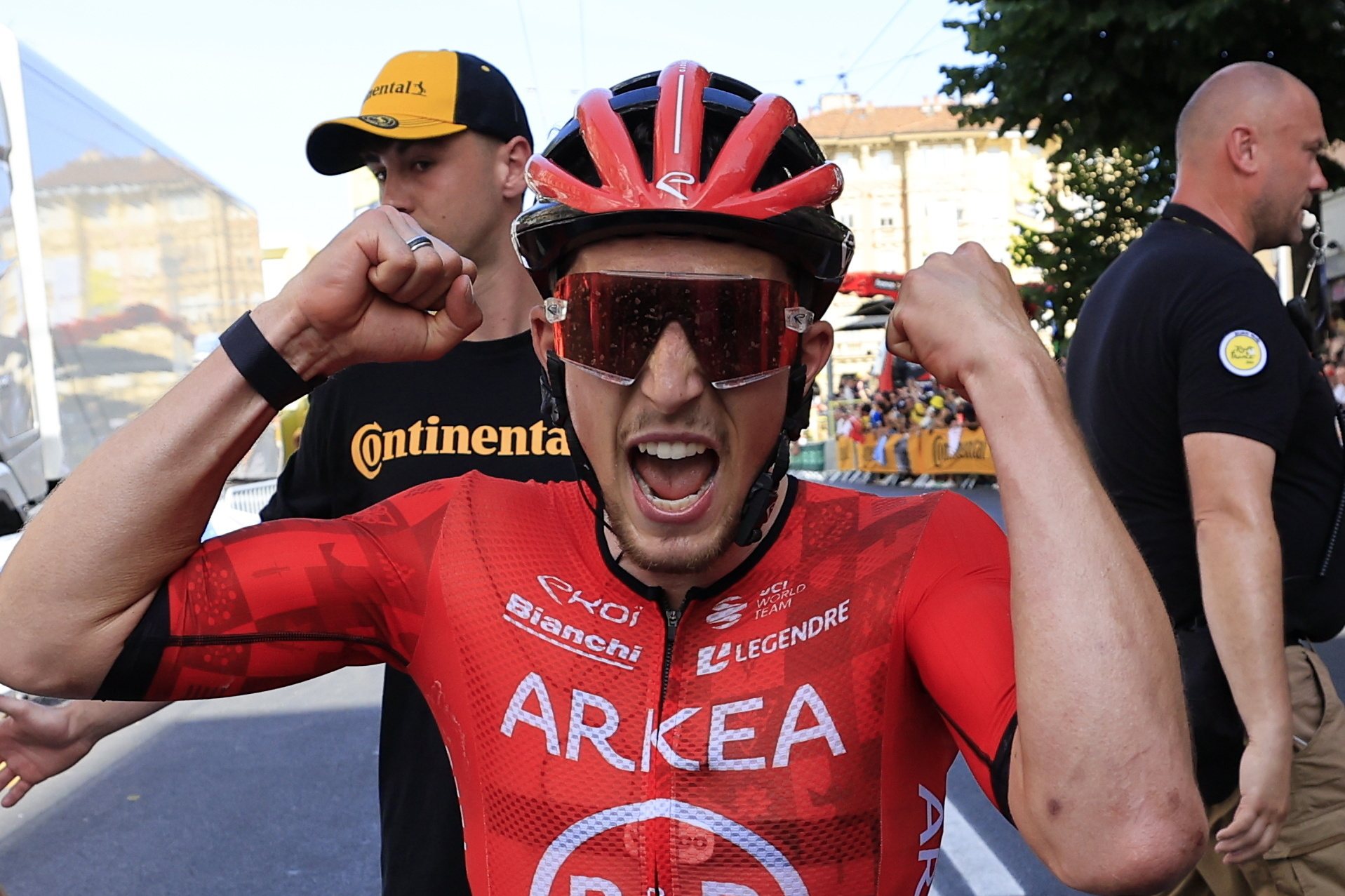 epa11447569 French rider Kevin Vauquelin of Team Arkea–B&amp;B Hotels celebrates after crossing the finish line and winning the second stage of the 2024 Tour de France cycling race over 199km from Cesenatico to Bologna, Italy, 30 June 2024.  EPA/GUILLAUME HORCAJUELO / POOL