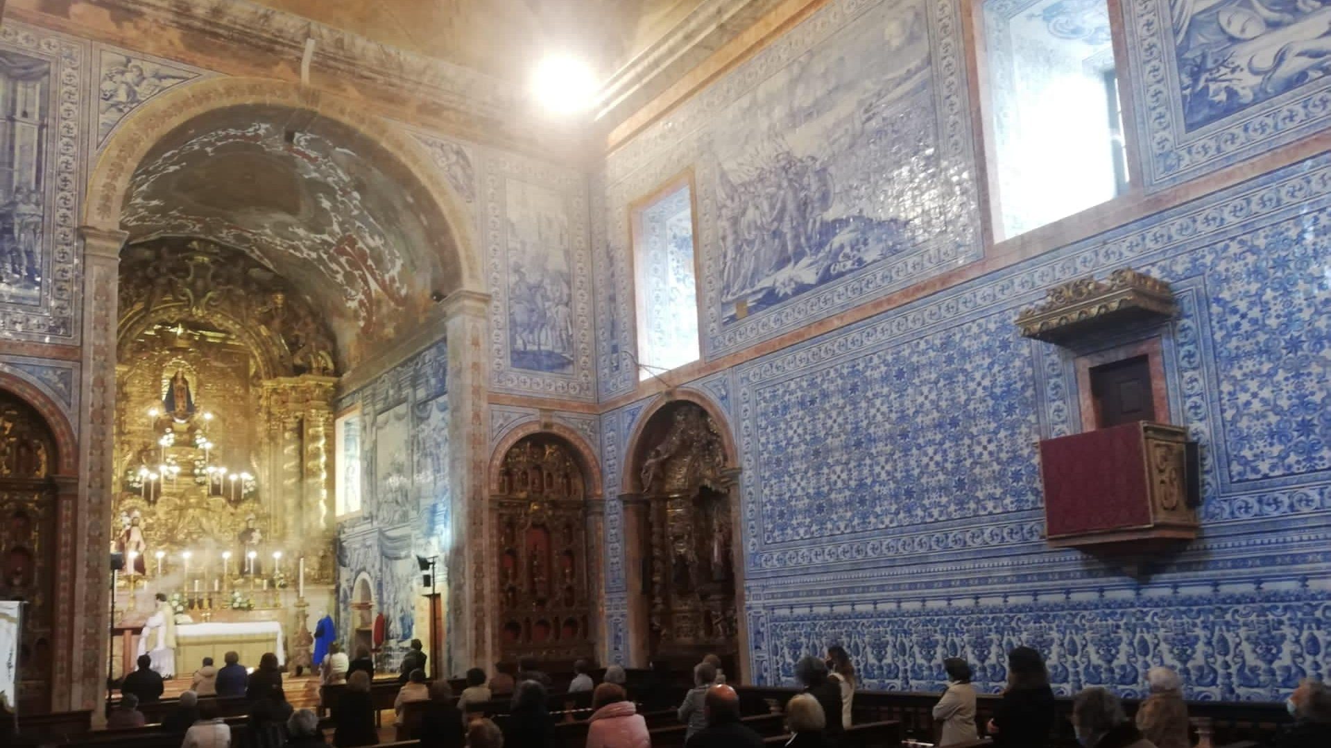 O teto pintado em madeira ilustra &quot;o milagre da Batalha de Ourique&quot; onde &quot;Cristo crucificado apareceu a D. Afonso Henriques