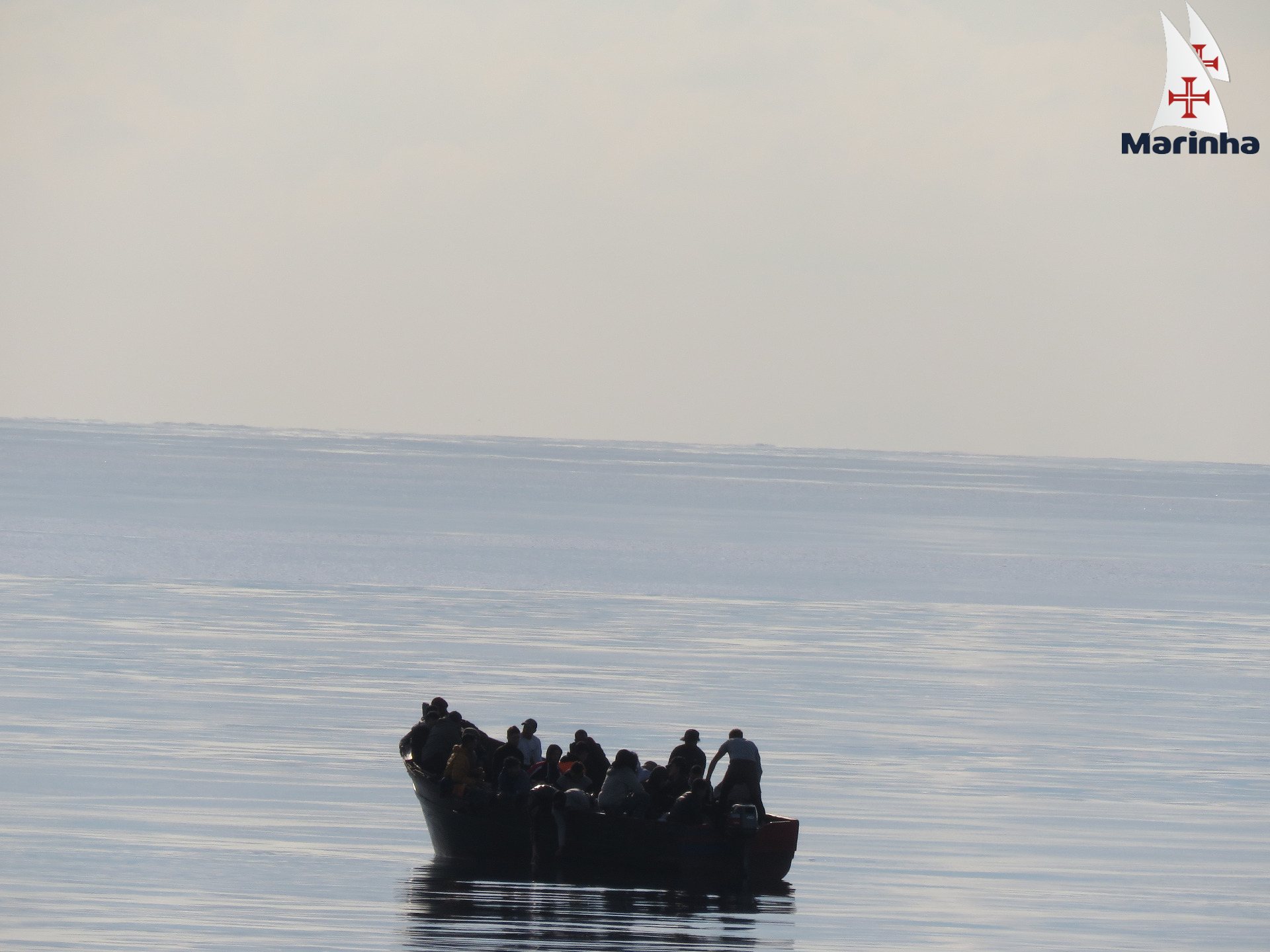 Resgate de 37 migrantes a sul do Algarve no dia 11 de novembro de 2021 pela Marinha Portuguesa. FOTO: Marinha