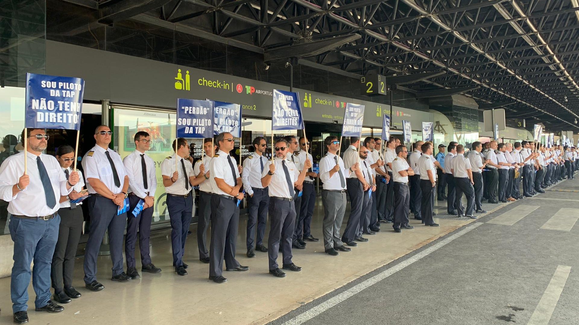 Manifestação de pilotos da TAP frente ao aeroporto de Lisboa