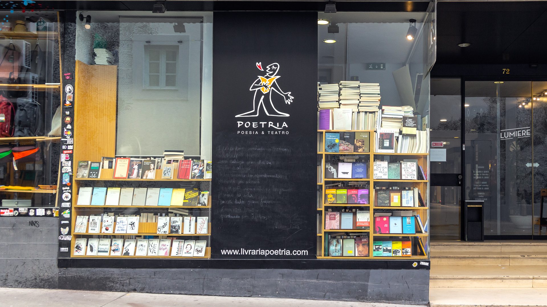 A Poetria é a única livraria do país especializada em poesia e teatro, está desde 2003 instaladas nas Galerias Lumière, no Porto @DR