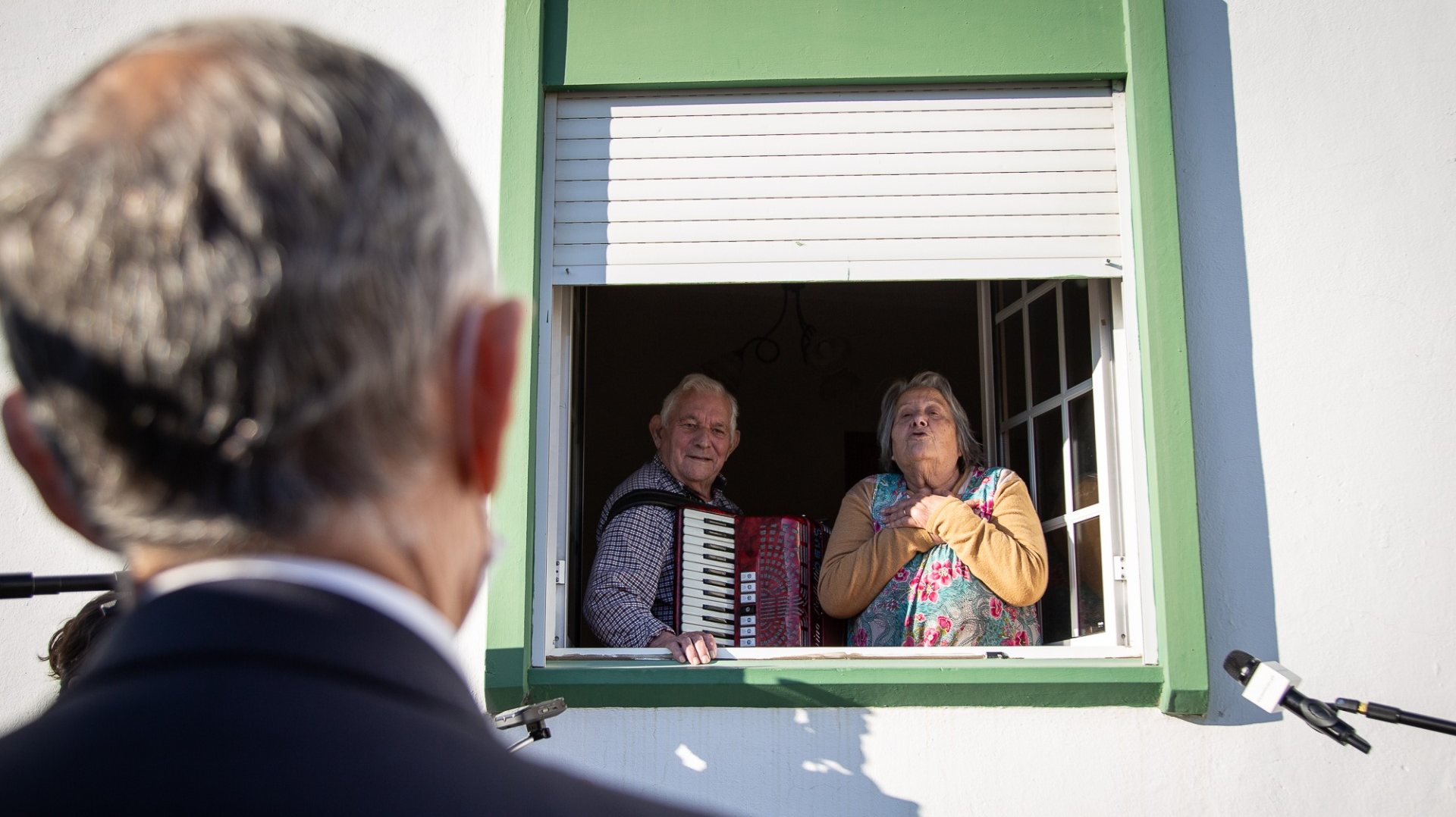 Aurora e Sebastião deram um concerto à janela ao candidato: &quot;Adoro este professor&quot;