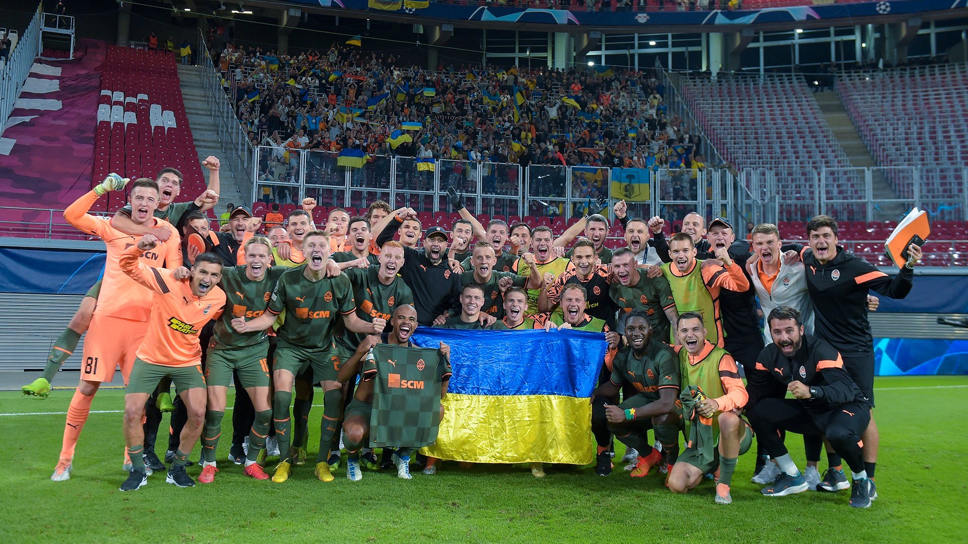 Equipa do Shakhtar Donetsk festejou com os muitos adeptos ucranianos (a maioria refugiados de guerra) presentes em Leipzig