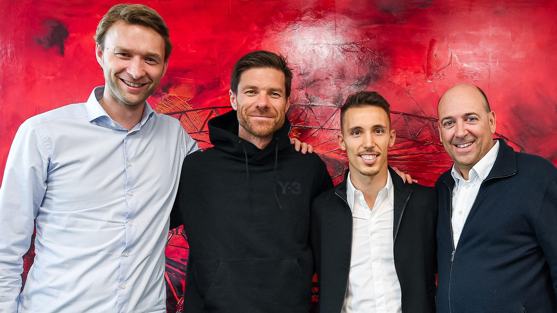 Grimaldo foi oficialmente apresentado pelo Bayer Leverkusen ao lado do treinador dos germânicos, o também espanhol Xabi Alonso