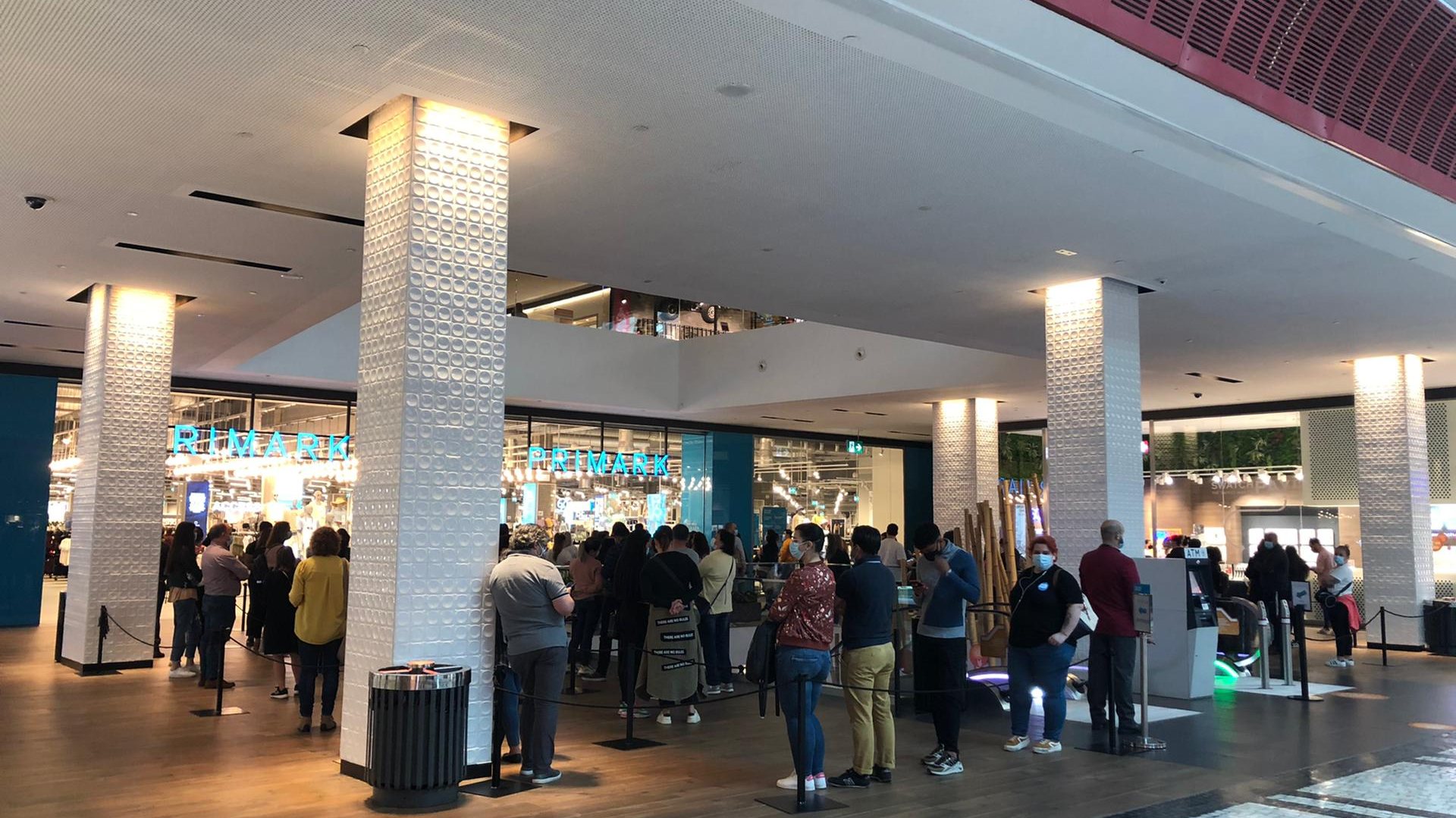 No Norte Shopping, em Matosinhos, já havia filas de pessoas em algumas lojas ainda antes de as portas abrirem neste que é primeiro dia da fase 3 do desconfinamento