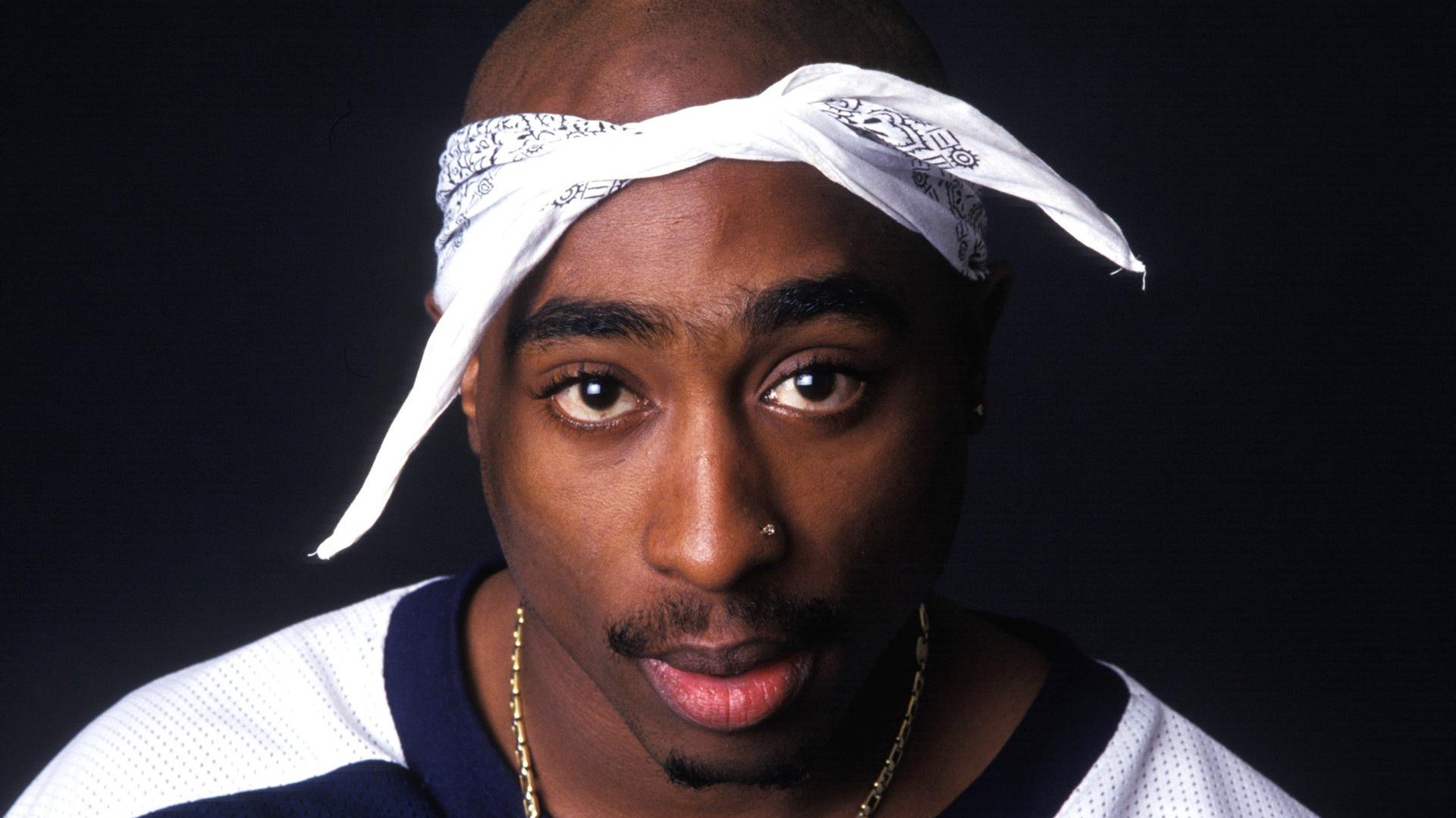 Tupac Shakur, conhecido como 2Pac, foi assassinado em setembro de 1996, aos 25 anos