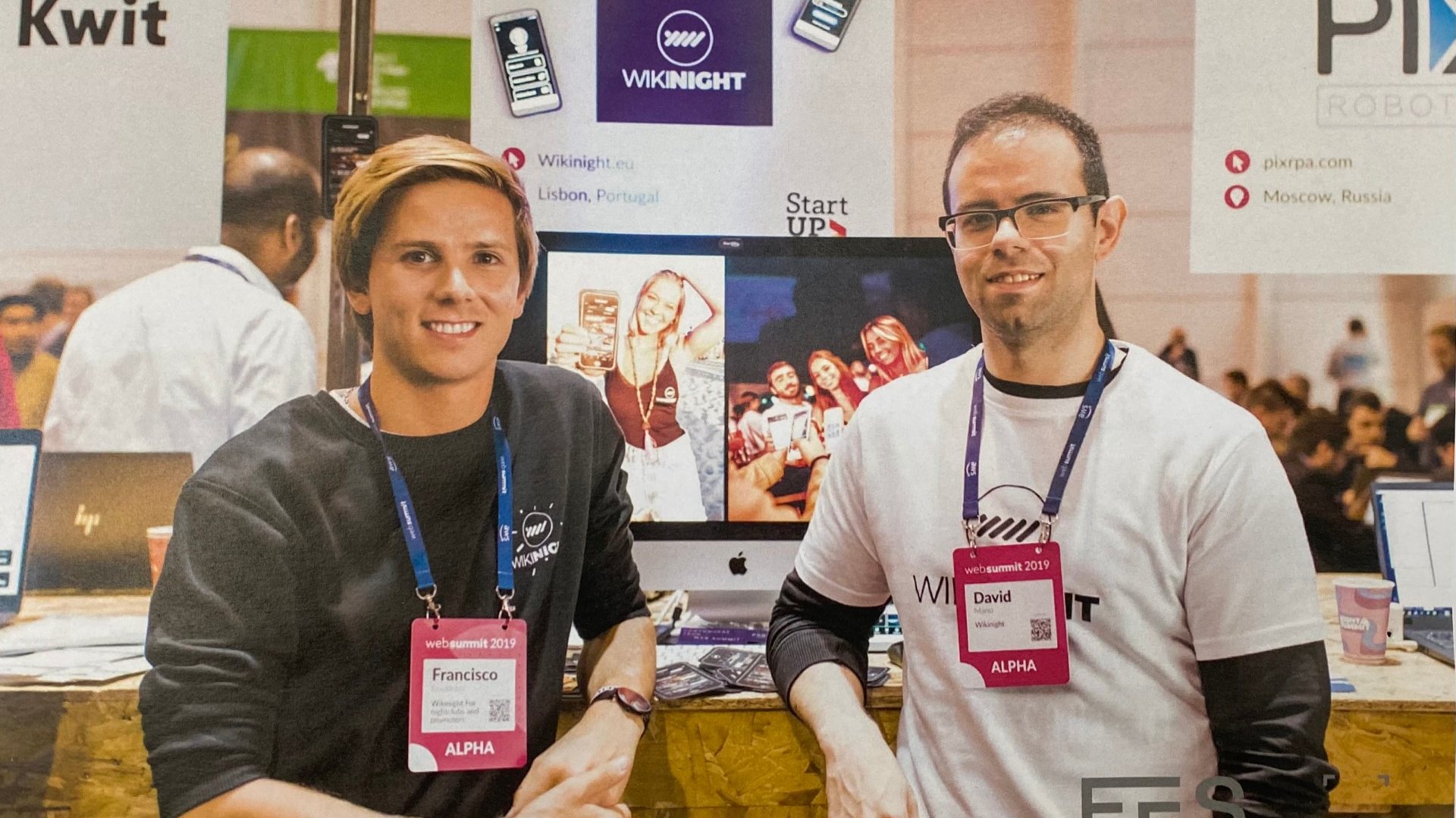 Francisco (à esquerda), em 2019, com um dos colaboradores da Wikinight na Web Summit.