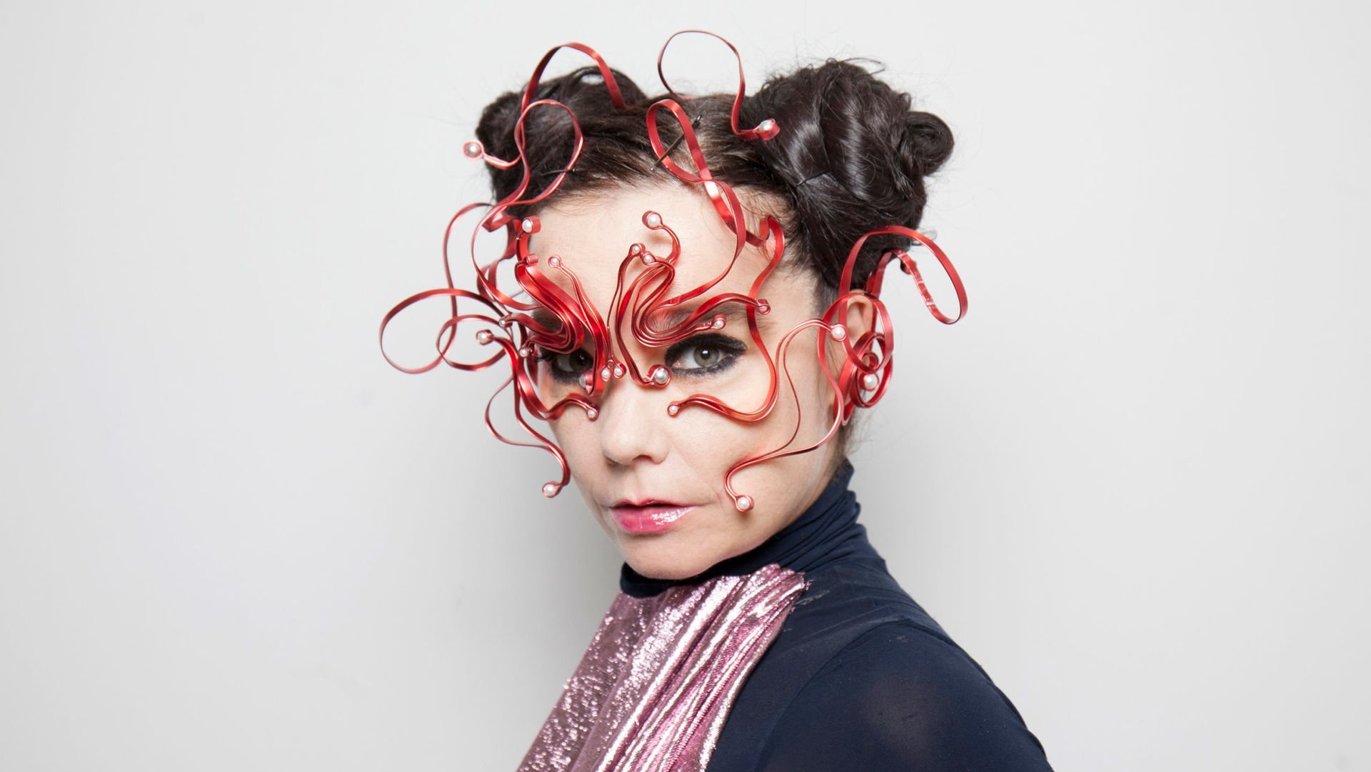 Quase 20 anos depois do primeiro disco a solo, Björk mostra mais uma vez que não consegue, de facto, estar quieta, repetir um disco, e tem uma imaginação prodigiosa para construir melodias, fazer arranjos, justapor instrumentos à partida incompatíveis
