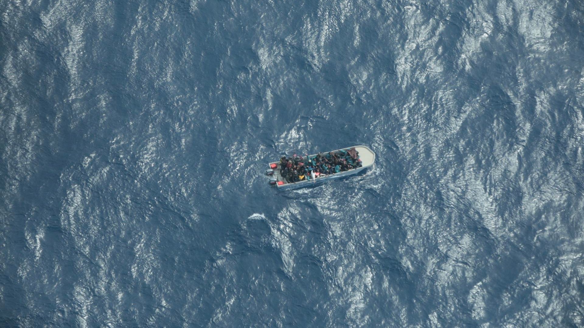 Guarda costeira de Itália resgatou 17 migrantes após naufrágio