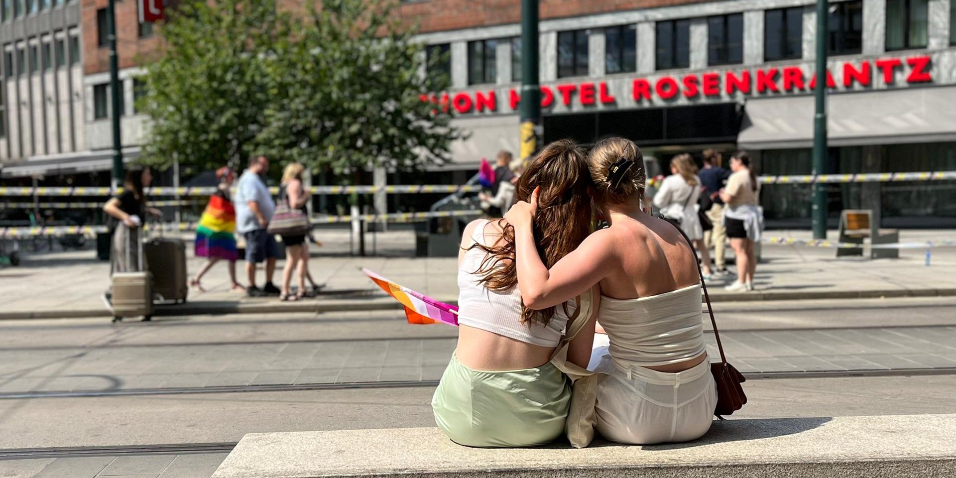 Membros da comunidade LGBT comovidos com o atentado, deslocaram-se ao local