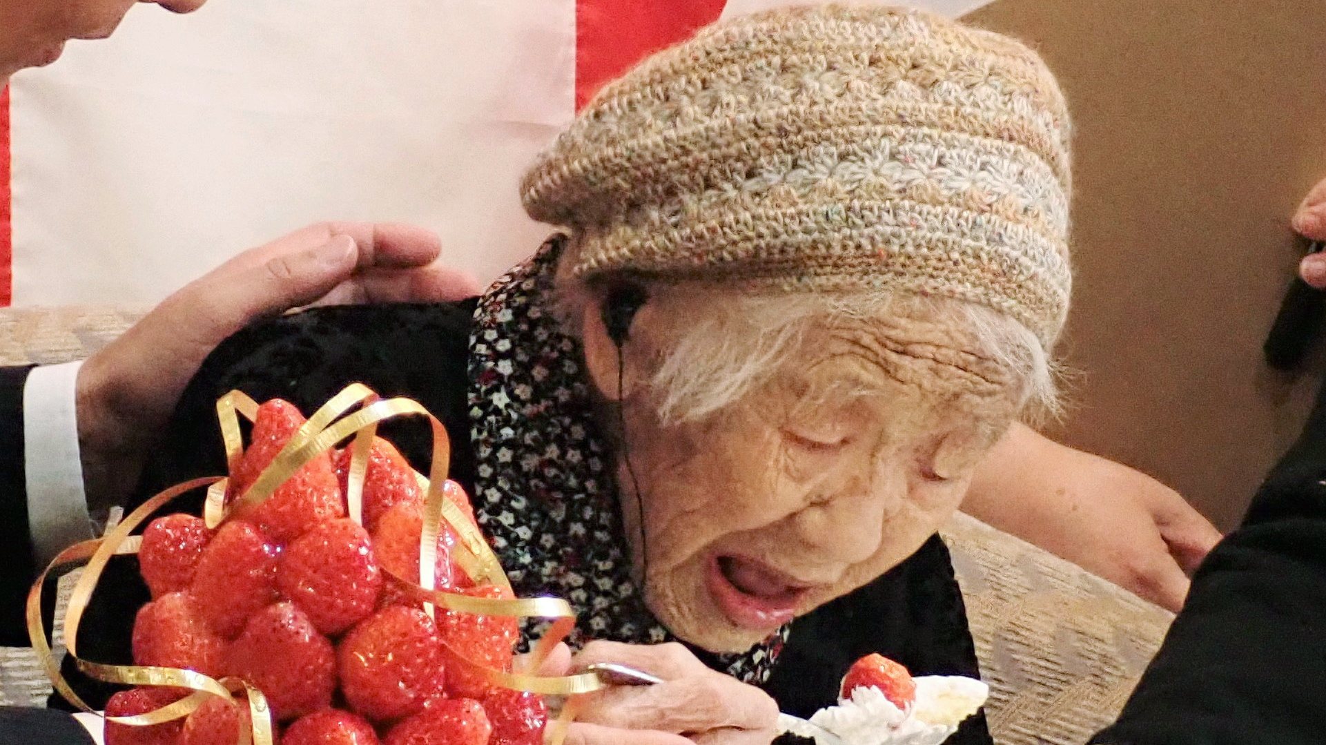 epa07426415 Kane Tanaka, 116-year-old Japanese woman, tastes strawberry cake in celebration, after she was honored as the world&#039;s oldest living person by Guinness World Records, at a nursing home in Fukuoka, southwestern Japan, 09 March 2019, issued 10 March 2019.  EPA/JIJI PRESS JAPAN OUT EDITORIAL USE ONLY/  NO ARCHIVES