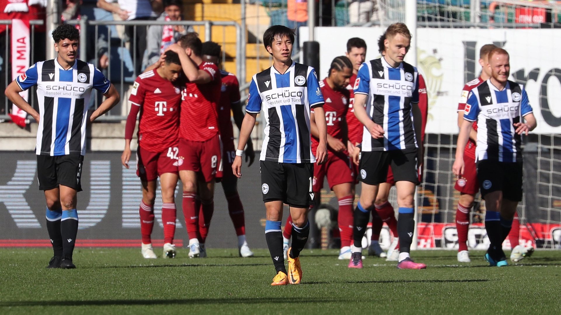 epa09894710 Players of both teams react after Bayern’s  3-0 goal during the German Bundesliga soccer match between DSC Arminia Bielefeld and FC Bayern Munich in Bielefeld,  Germany, 17 April 2022.  EPA/FOCKE STRANGMANN CONDITIONS - ATTENTION: The DFL regulations prohibit any use of photographs as image sequences and/or quasi-video.