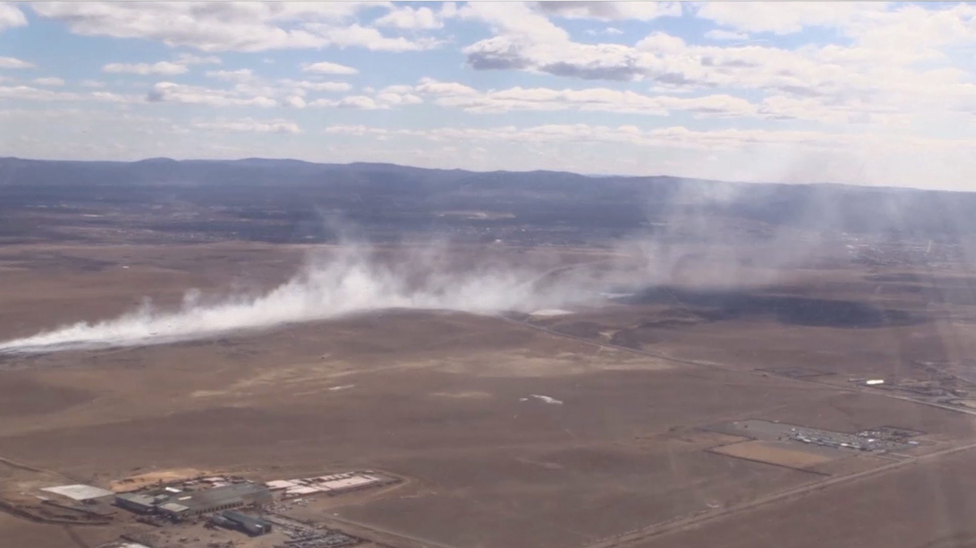 epa04707227 A still image from an undated handout video released 16 April 2015 by the Russian Emergency Ministry press service shows aerial view of smoke rising from a wildfire taken from onboard a Be-200 multipurpose  amphibious aircraft in flight over the Chita region, Transbaikal territory, southeastern Siberia, Russia. Over 6,700 people and 1,500 pieces of equipment are involved in fighting wildfires in Siberia which killed 30 people only in Khakassia.  EPA/RUSSIAN EMERGENCY MINISTRY PRESS SERVICE  HANDOUT EDITORIAL USE ONLY/NO SALES