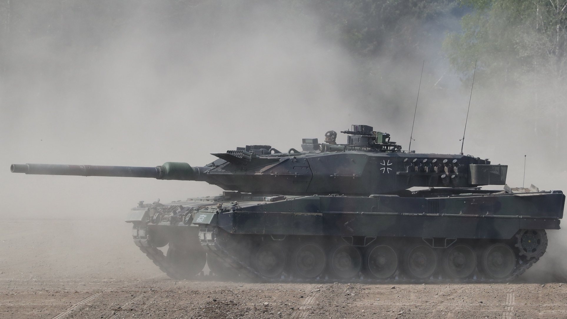 epa10427151 (FILE) - A German Army &#039;Leopard 2&#039; tank during the NATO Very High Readiness Task Force Land (VJTF L 2019) exercise in Muenster, northern Germany, 20 May 2019 (reissued 24 January 2023). German Chancellor Olaf Scholz has decided to send Leopard 2 tanks to Ukraine and allow other countries such as Poland to do so while the US may supply Abrams tanks, German media has reported 24 January 2023.  EPA/FOCKE STRANGMANN *** Local Caption *** 55209013