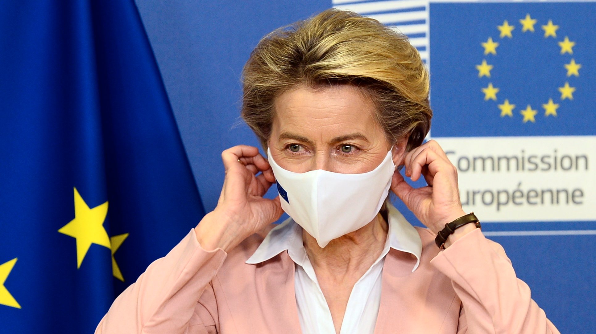 epa08945352 European Commission President Ursula Von Der Leyen removes her protective face mask as she meets Moldova&#039;s President Sandu at the European Commission in Brussels, Belgium, 18 January 2021.  EPA/JOHANNA GERON / POOL