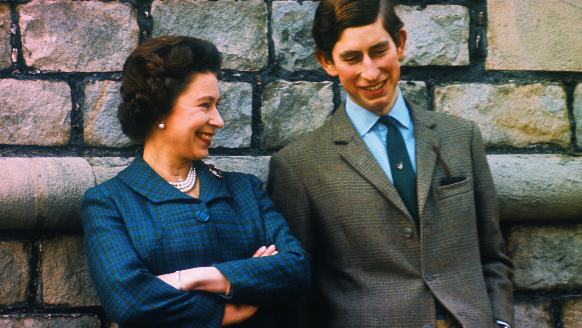 A rainha e o filho Carlos fotografados em Windsor