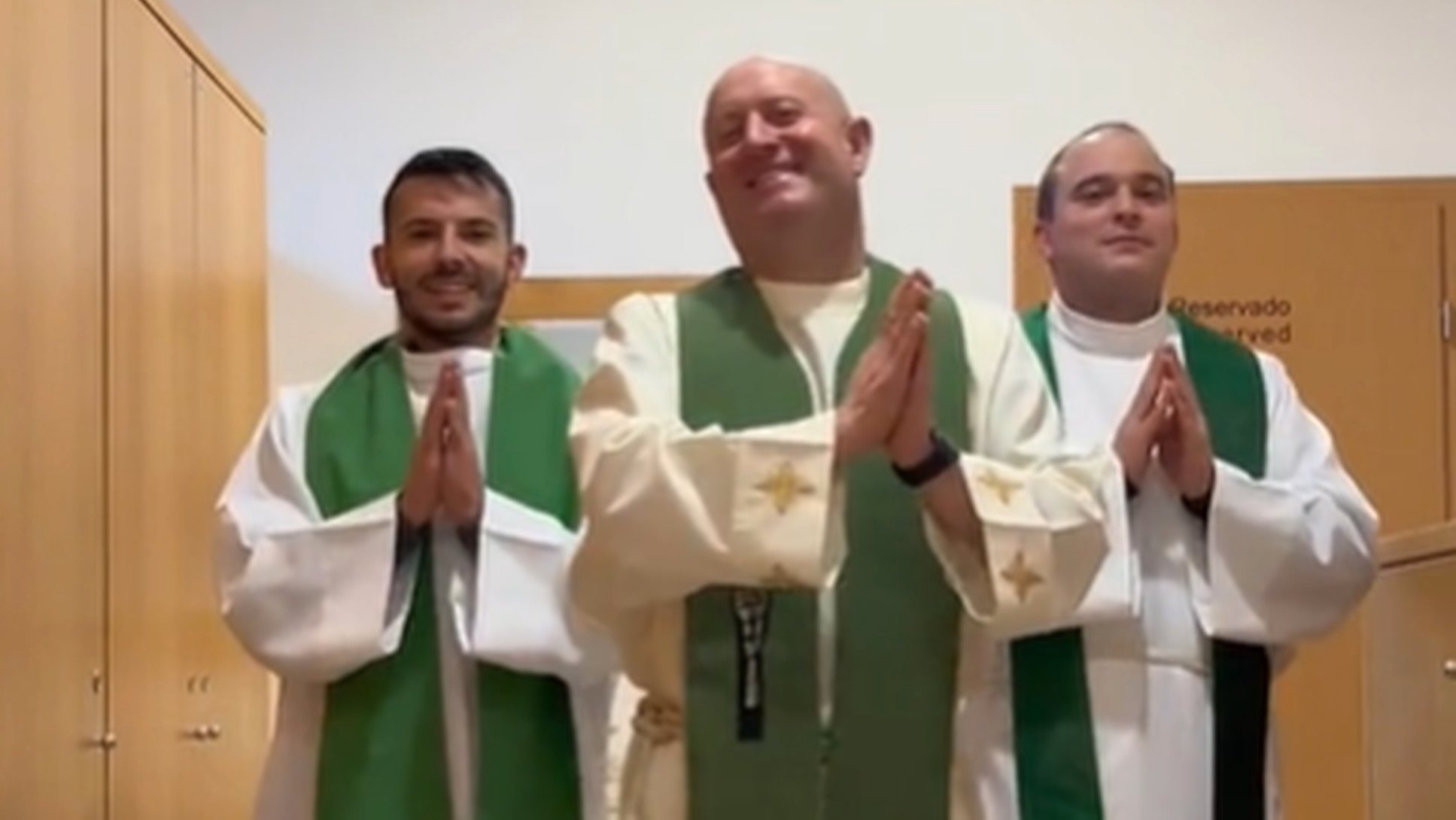 Nos vídeos, os três sacerdotes surgem vestidos com os acessórios litúrgicos e a dançar na sacristia